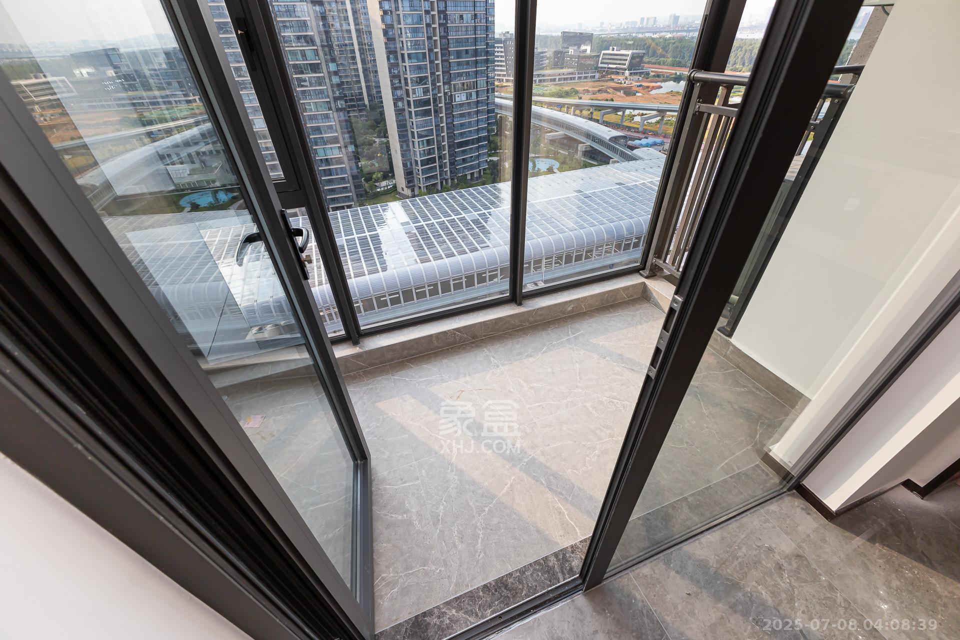 嘉臣道  4室2厅2卫    277.0万阳台