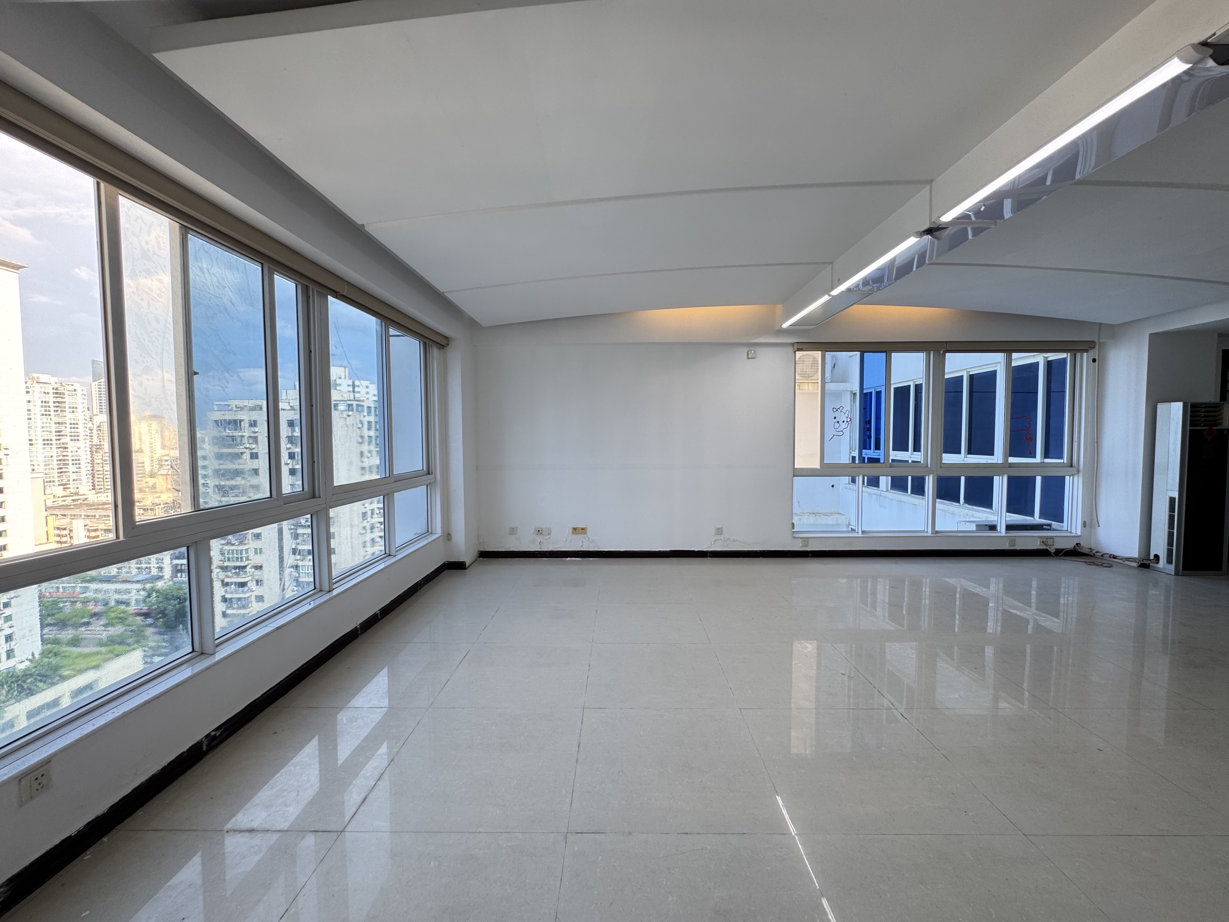 美银大厦 3室2厅2卫 8100.0元/月 美银大厦 3室2厅2卫 8100.0元/月室内图