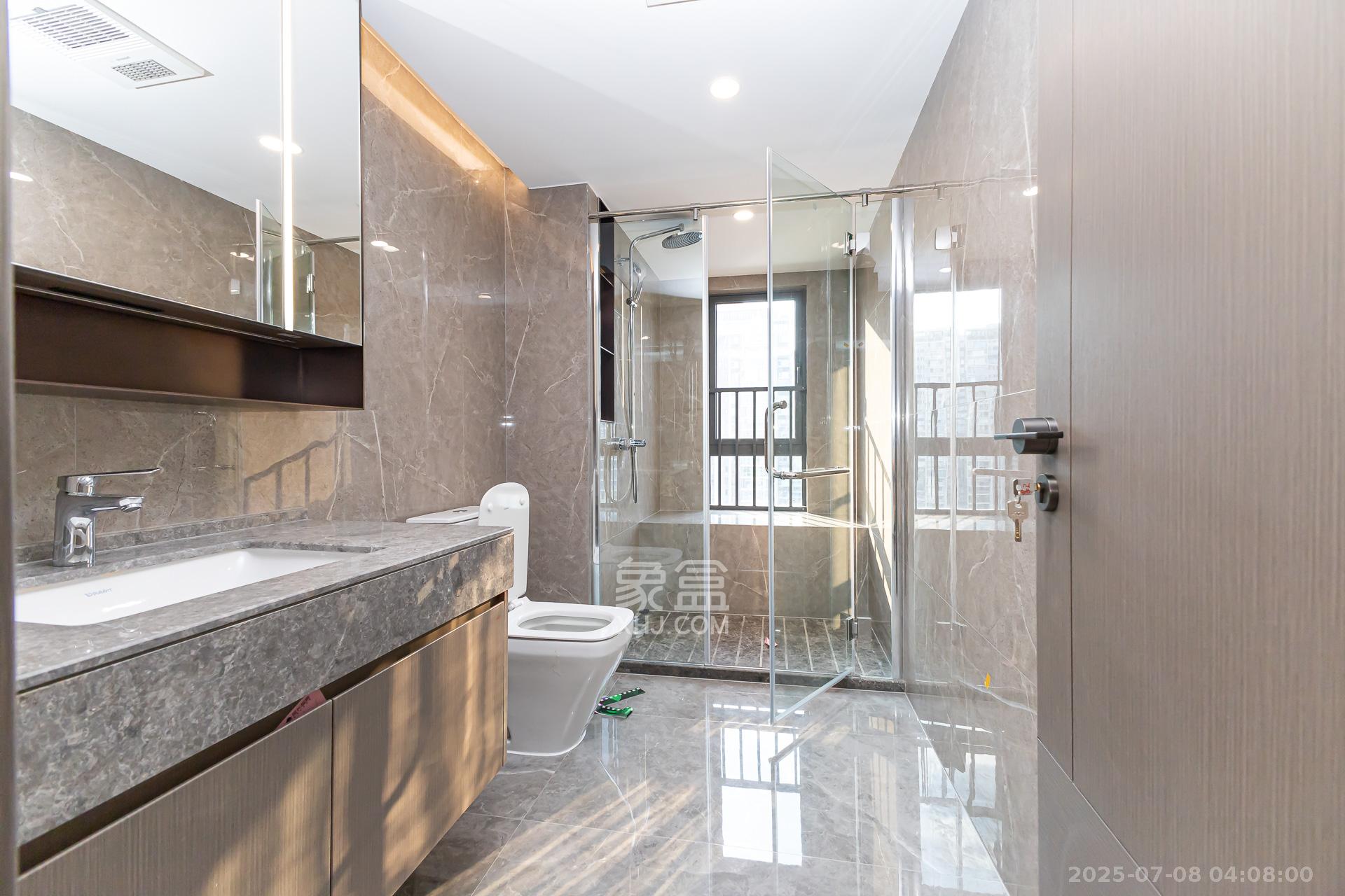 嘉臣道  4室2厅2卫    277.0万卫生间