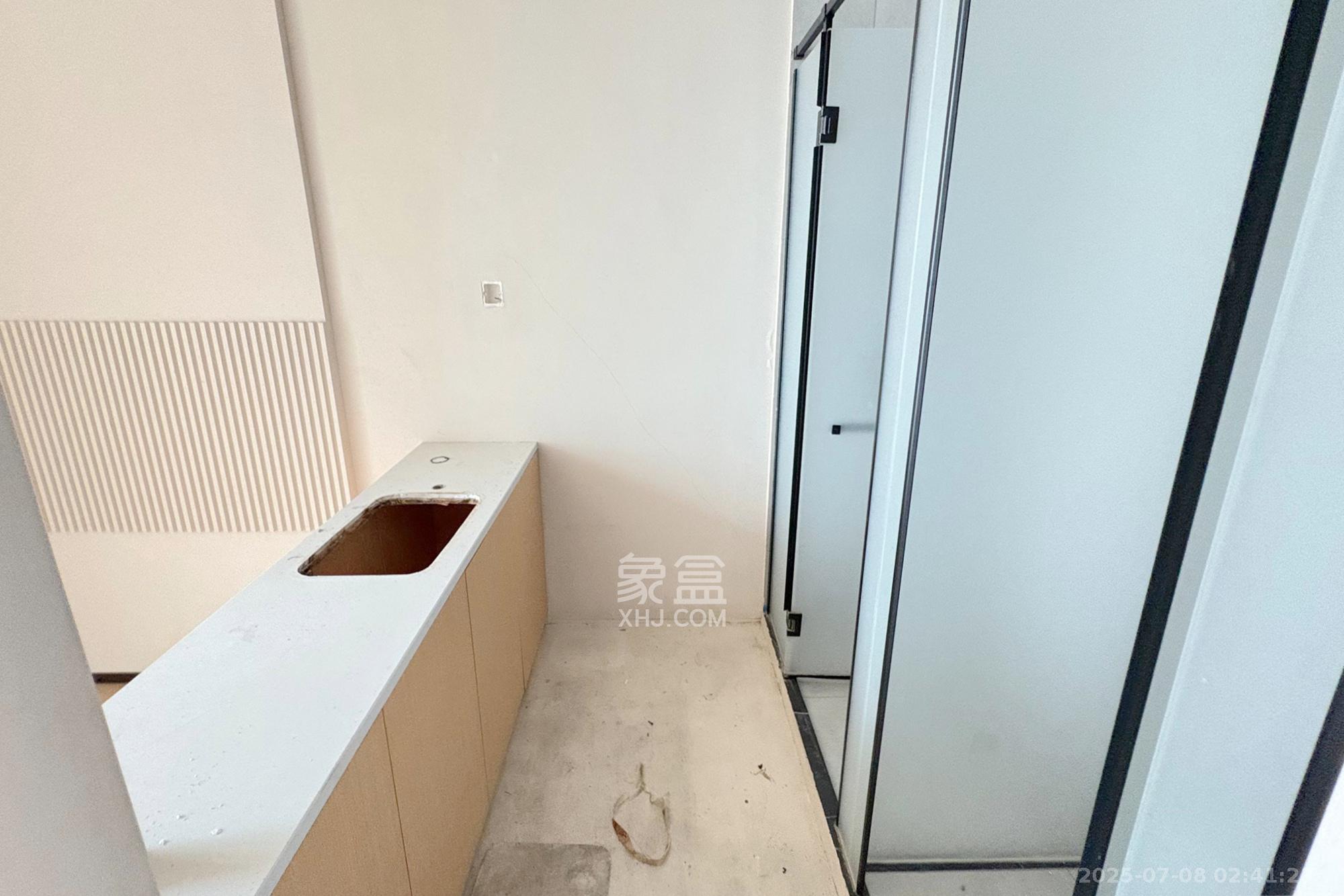 华远云玺公寓  4室2厅2卫    268.0万卫生间