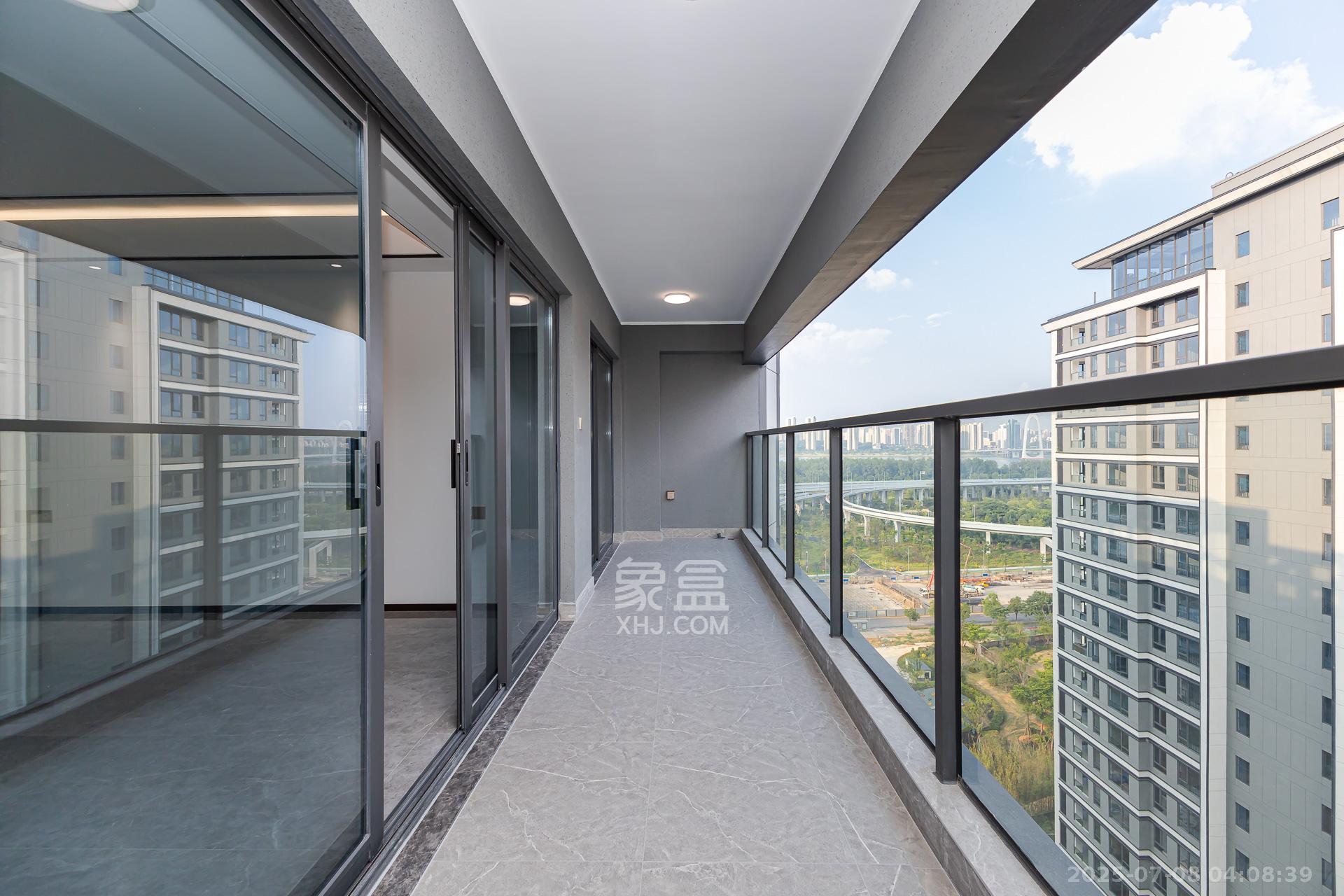 嘉臣道  4室2厅2卫    277.0万阳台