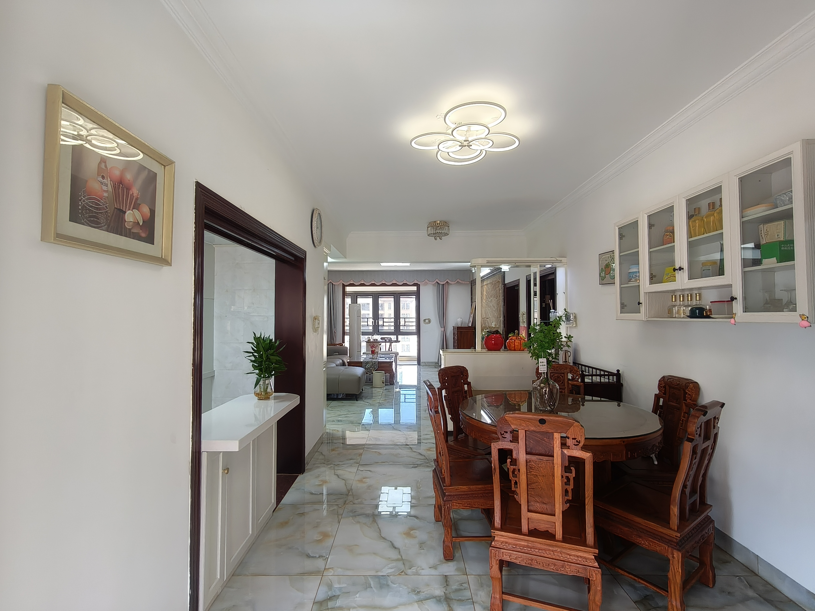 江畔人家  3室2厅1卫    329.0万 江畔人家  3室2厅1卫    329.0万客厅