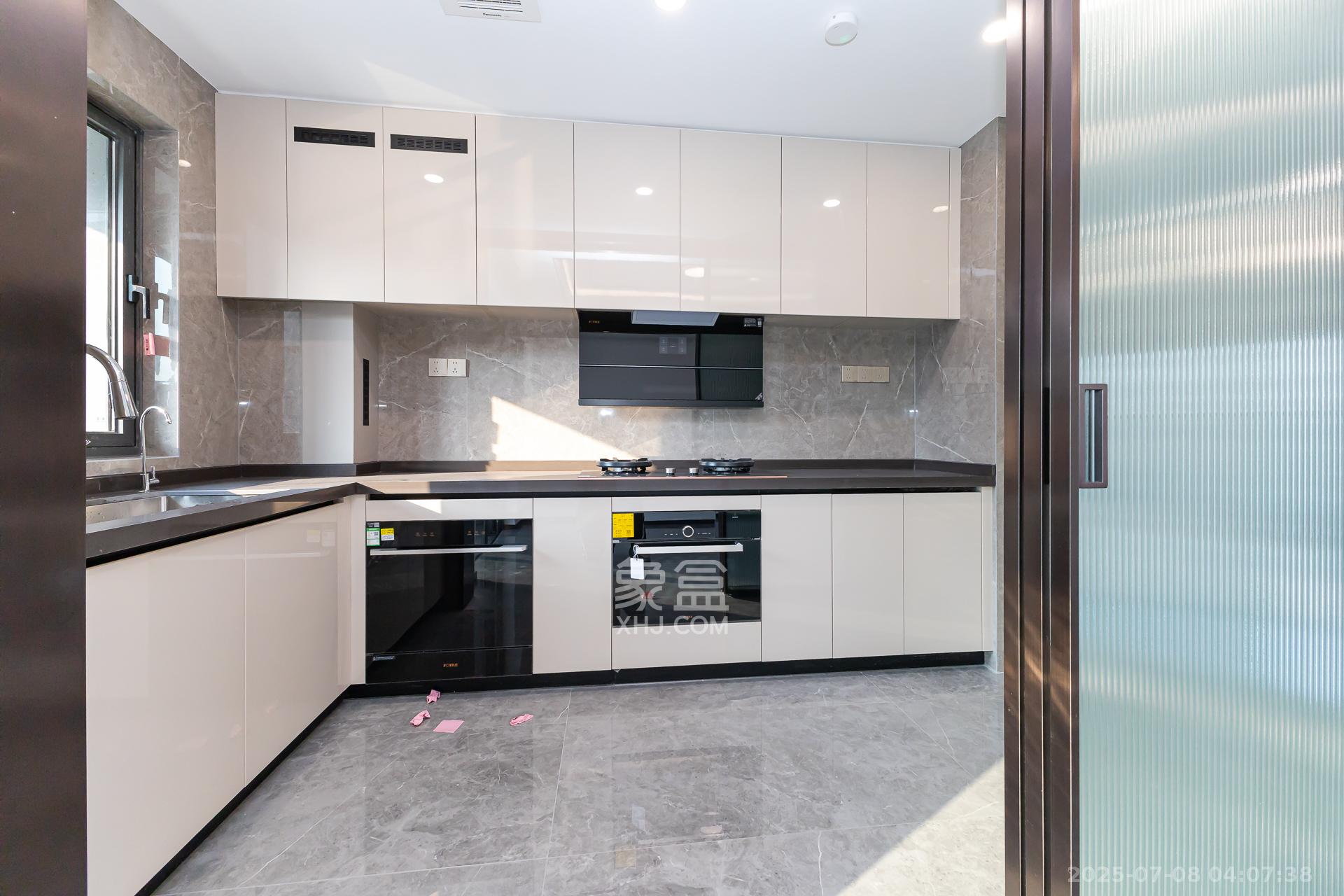 嘉臣道  4室2厅2卫    277.0万 嘉臣道  4室2厅2卫    277.0万厨房