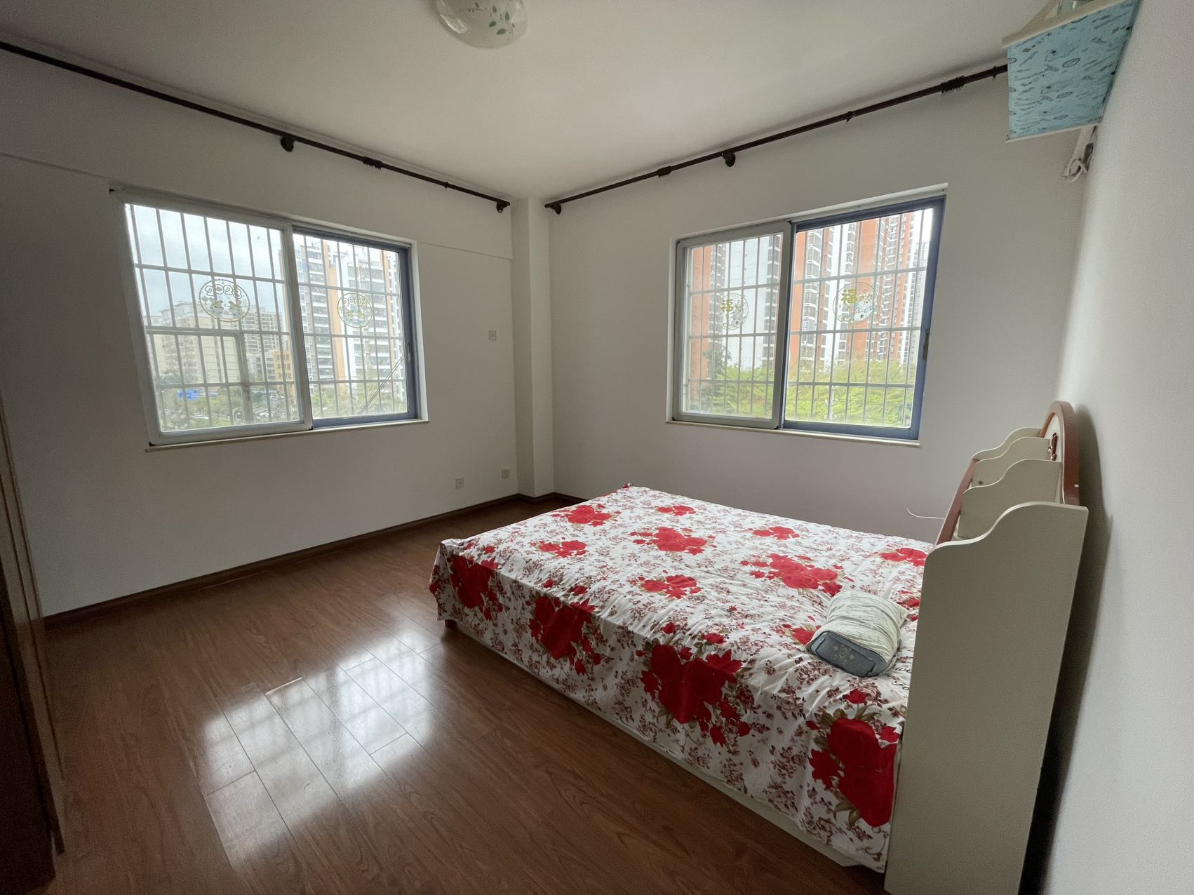 滨江花园(青年路)  2室2厅1卫    105.0万 滨江花园(青年路)  2室2厅1卫    105.0万客厅