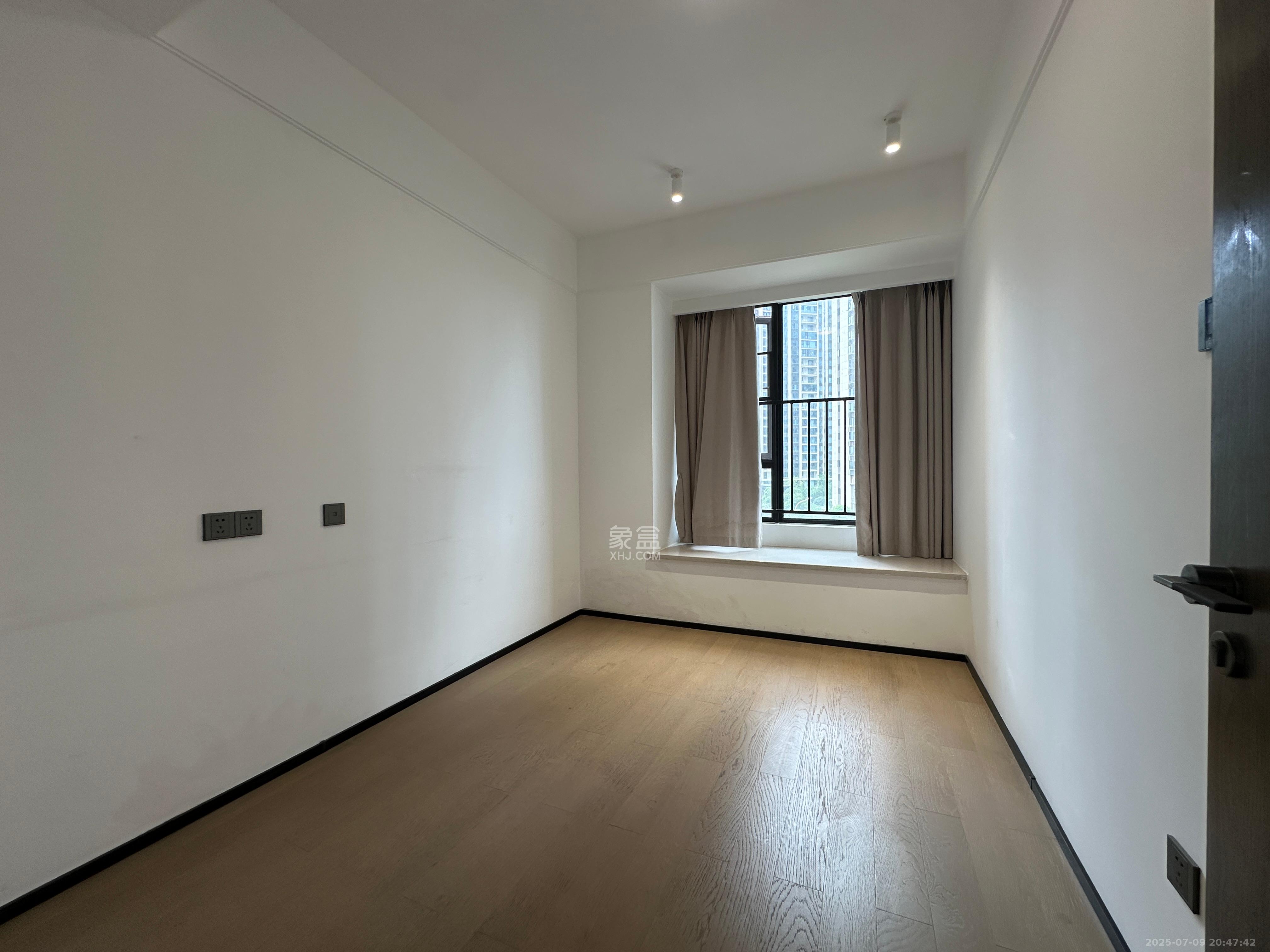 万科滨河道  4室2厅2卫    184.0万 万科滨河道  4室2厅2卫    184.0万卧室