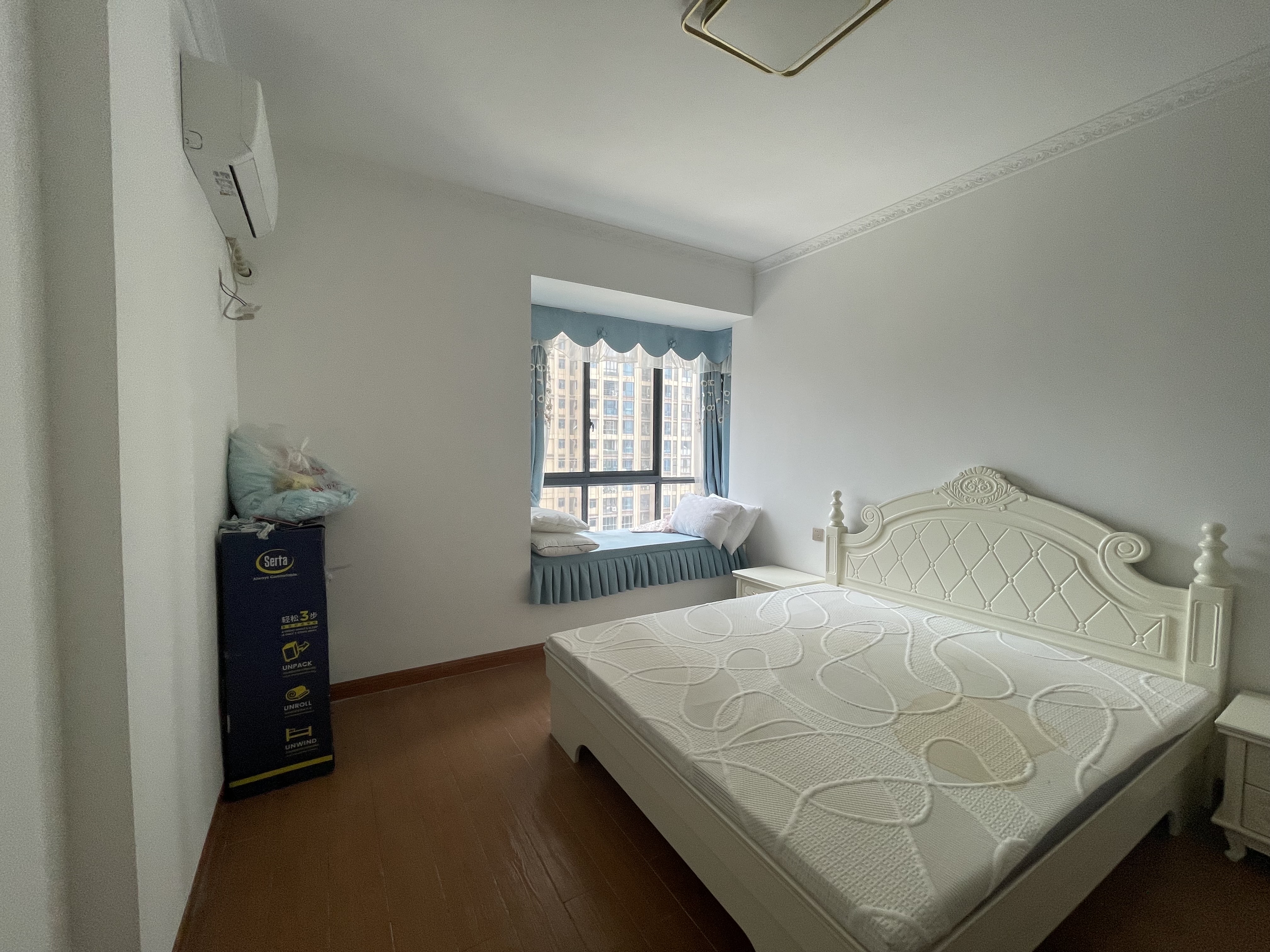 五洲锦城 4室2厅2卫 98.0万 五洲锦城 4室2厅2卫 98.0万客厅