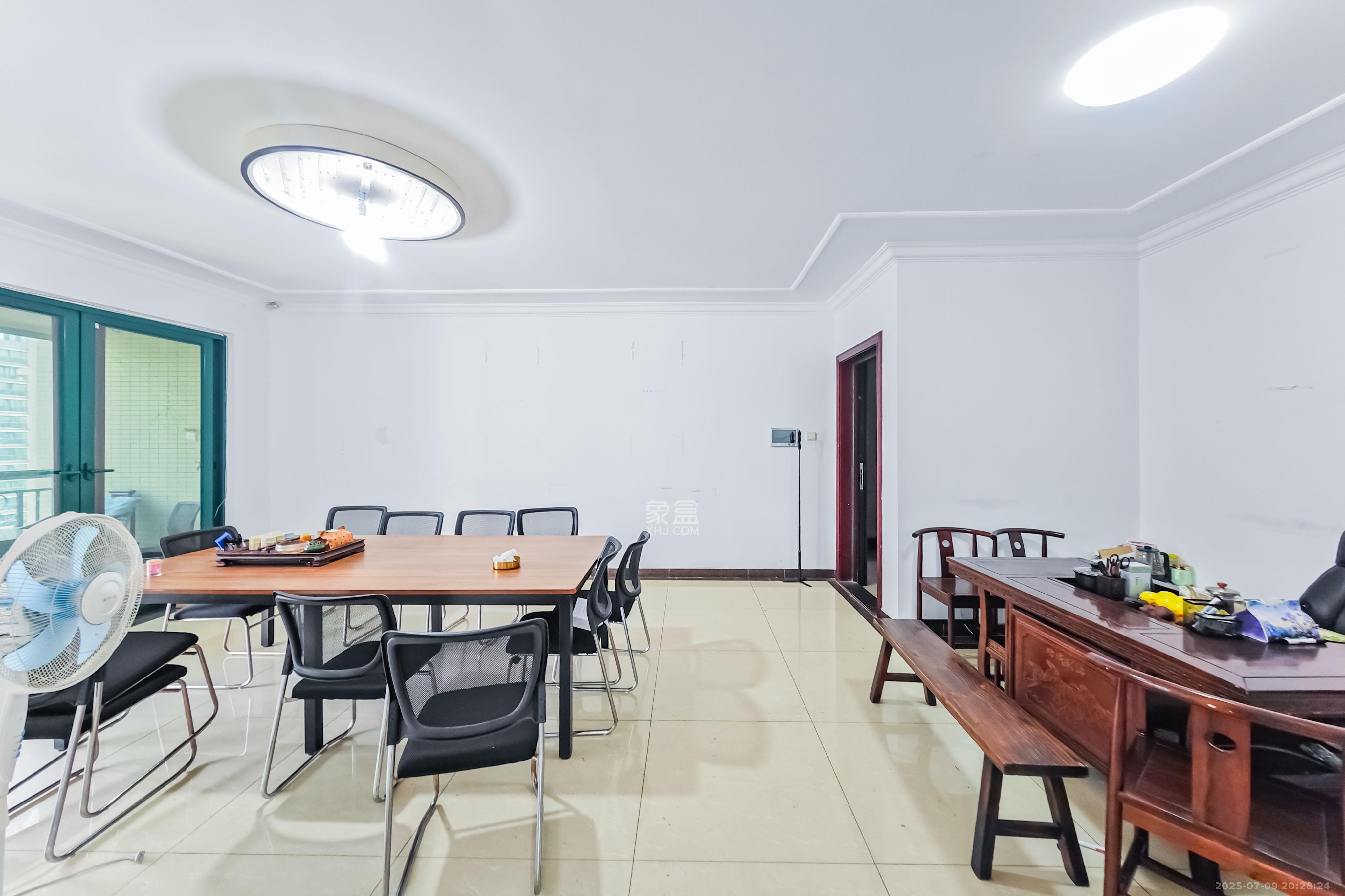 恒大绿洲  4室2厅2卫    145.0万 恒大绿洲  4室2厅2卫    145.0万客厅