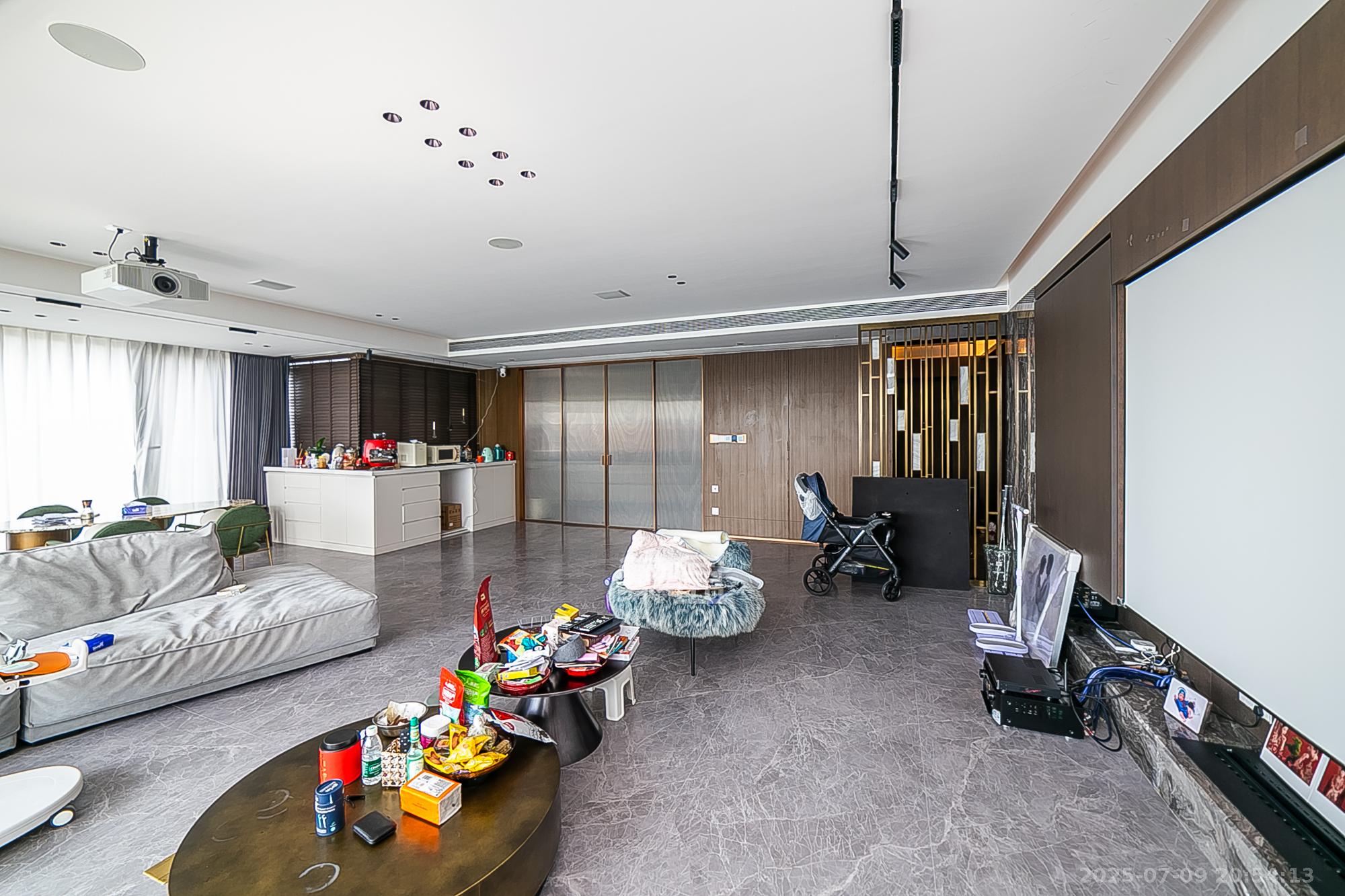 万科紫台  5室2厅4卫    650.0万 万科紫台  5室2厅4卫    650.0万客厅