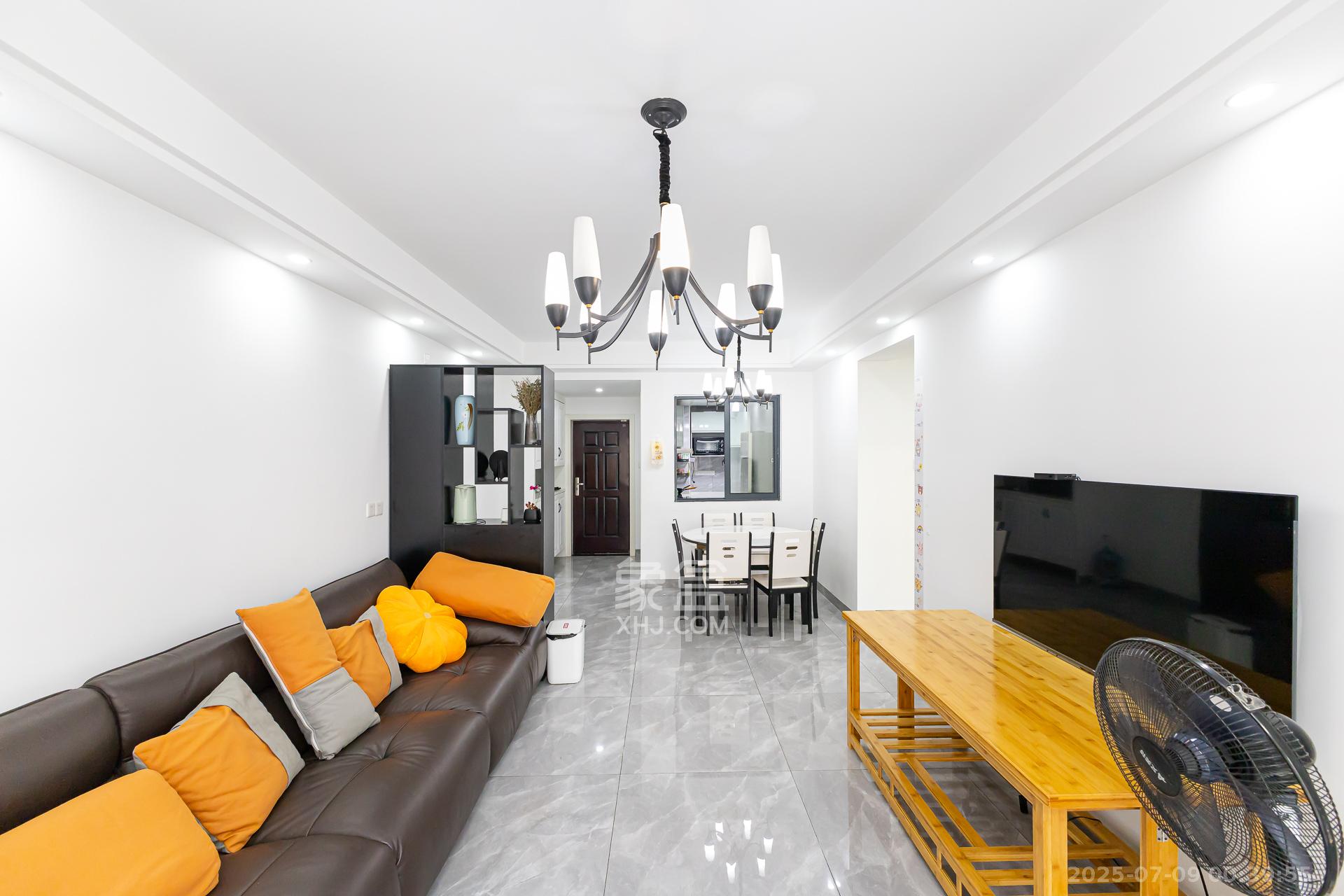 勤诚达境界城 3室2厅2卫 88.0万 勤诚达境界城 3室2厅2卫 88.0万客厅