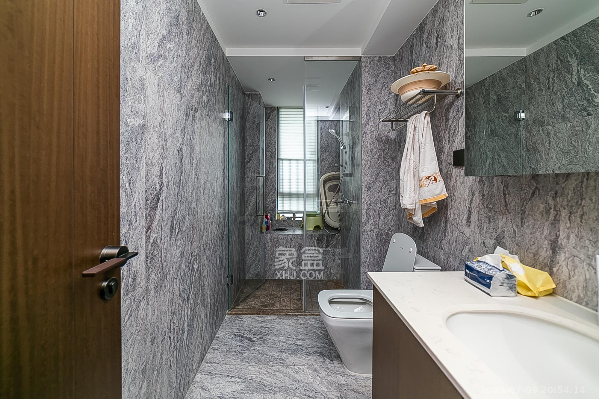 万科紫台  5室2厅4卫    650.0万 万科紫台  5室2厅4卫    650.0万卫生间