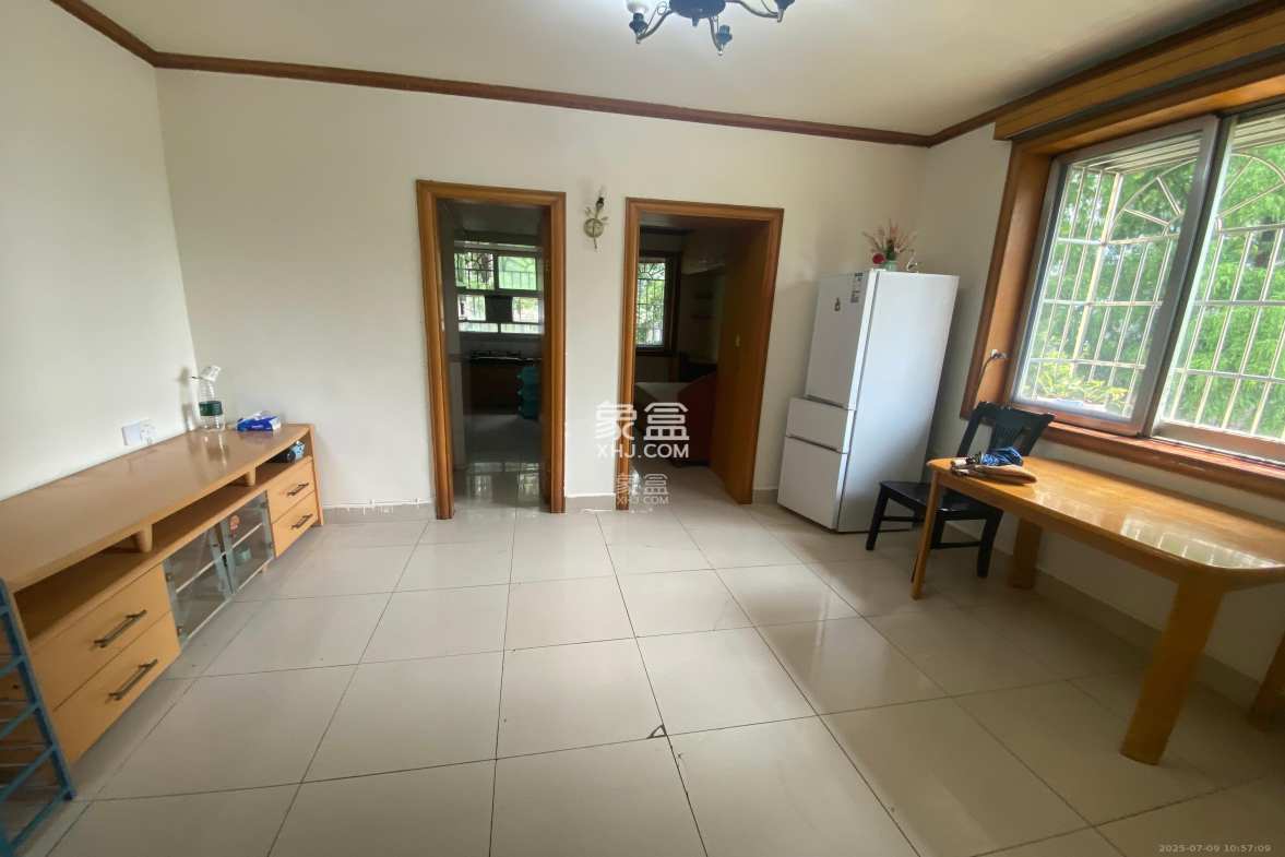 花园公寓  2室1厅1卫    2700.0元/月 花园公寓  2室1厅1卫    2700.0元/月室内图1