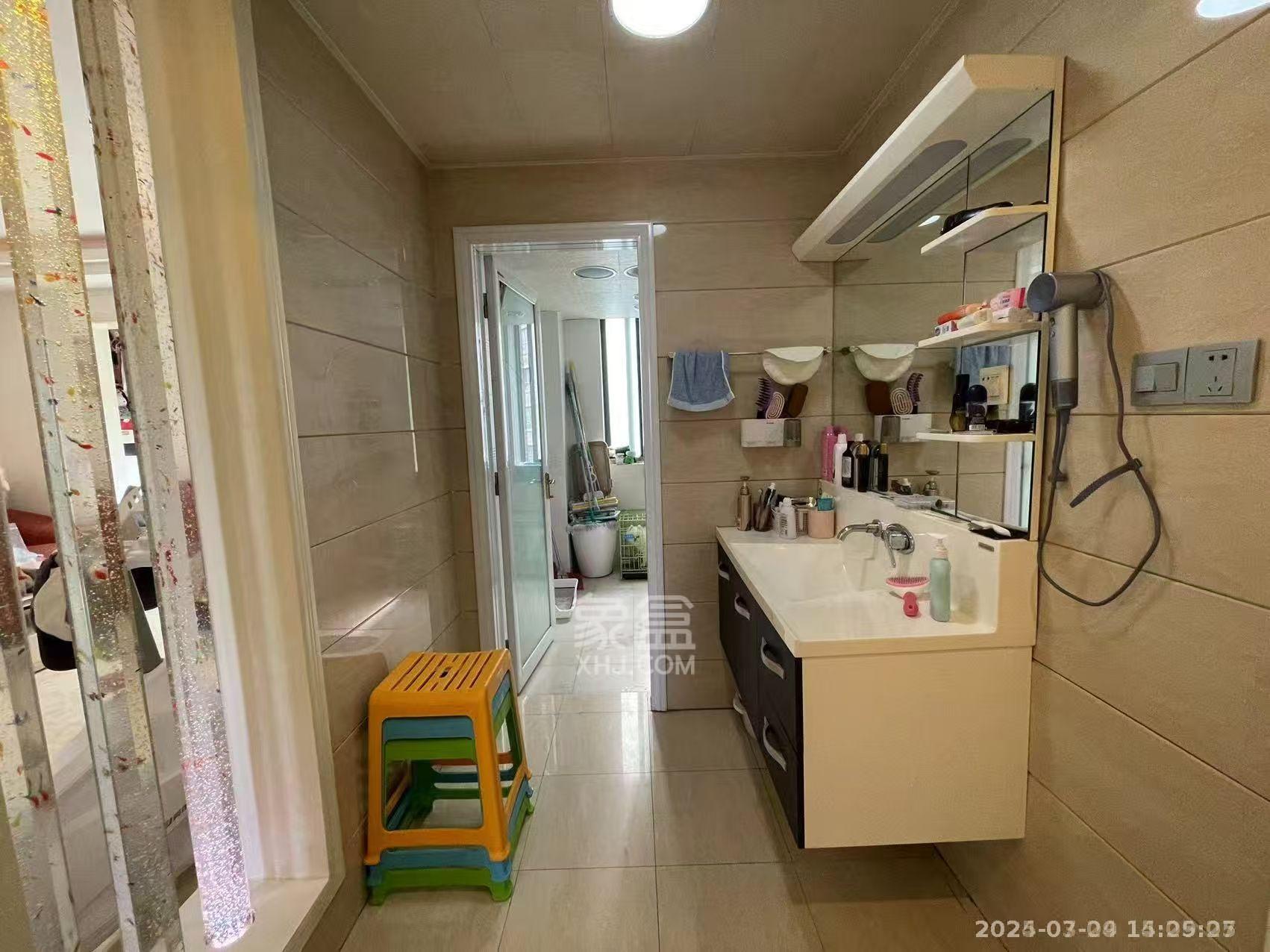 城市风景 4室2厅2卫 2800.00元/月 城市风景 4室2厅2卫 2800.00元/月室内图