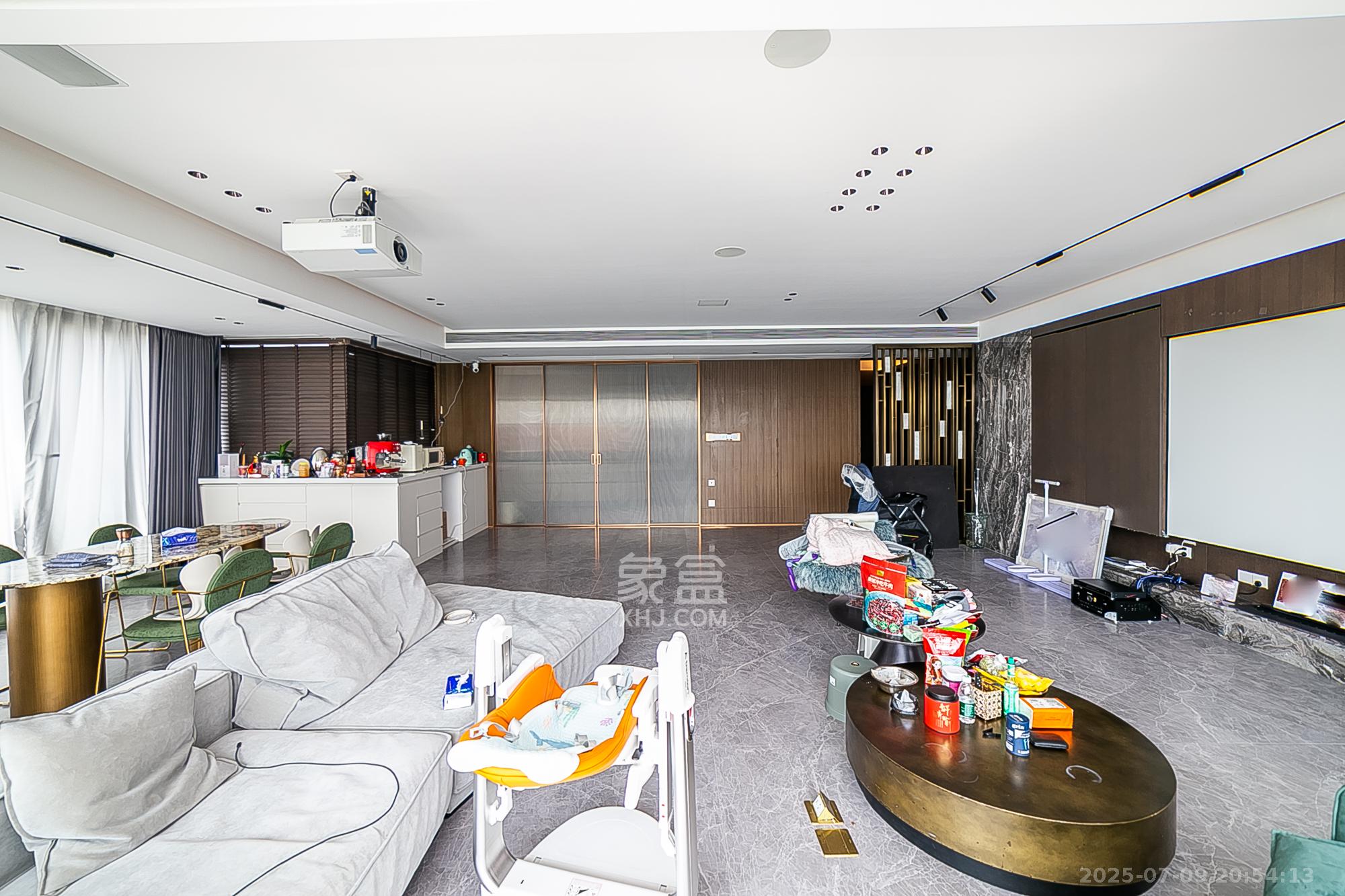 万科紫台  5室2厅4卫    650.0万 万科紫台  5室2厅4卫    650.0万客厅