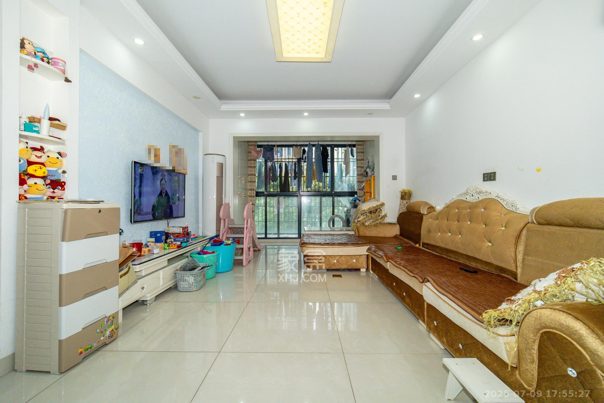 蓝山郡 3室2厅1卫 56.8万 蓝山郡 3室2厅1卫 56.8万客厅