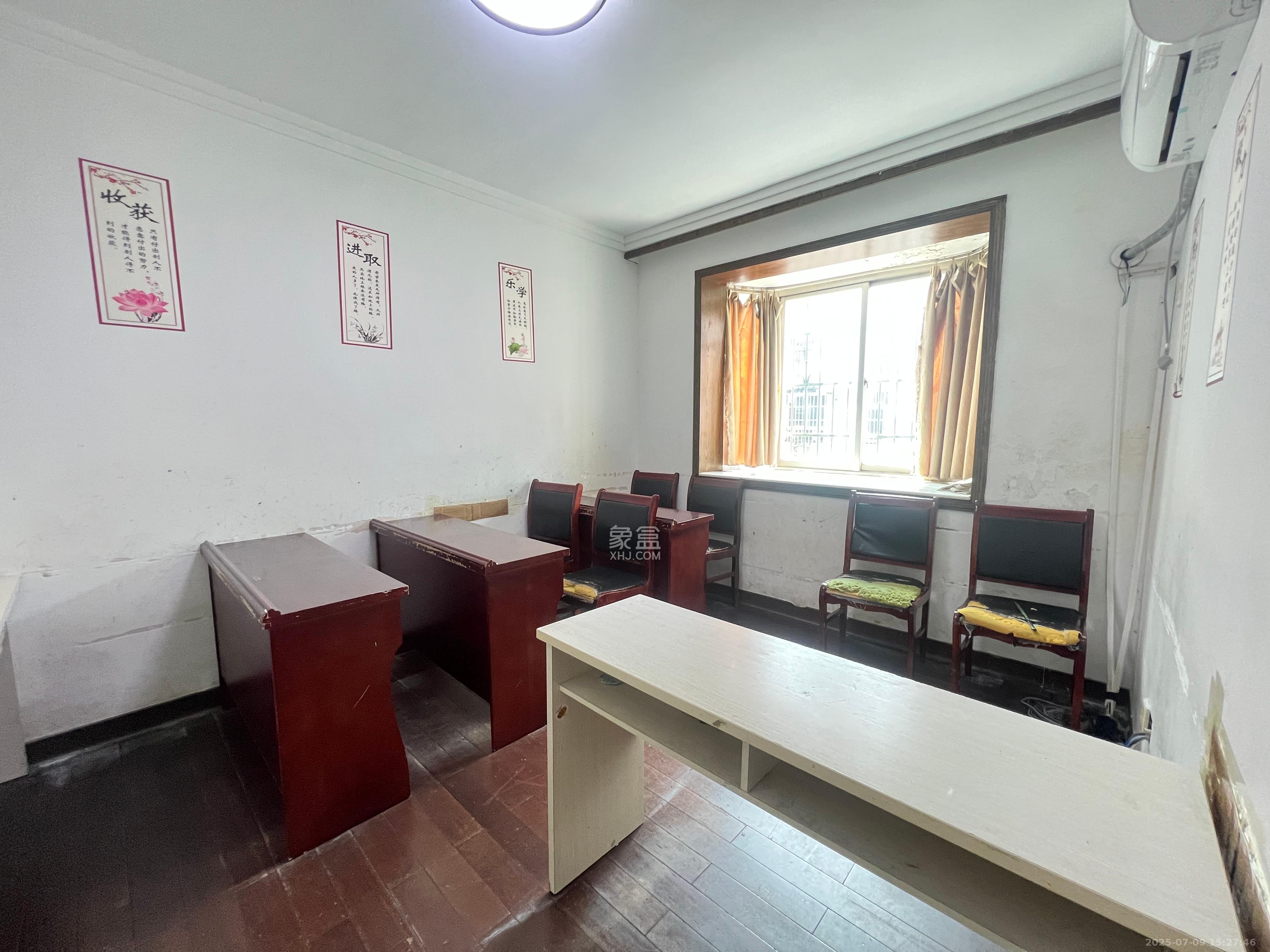 岳北社区 2室2厅1卫 2000.0元/月 岳北社区 2室2厅1卫 2000.0元/月室内图