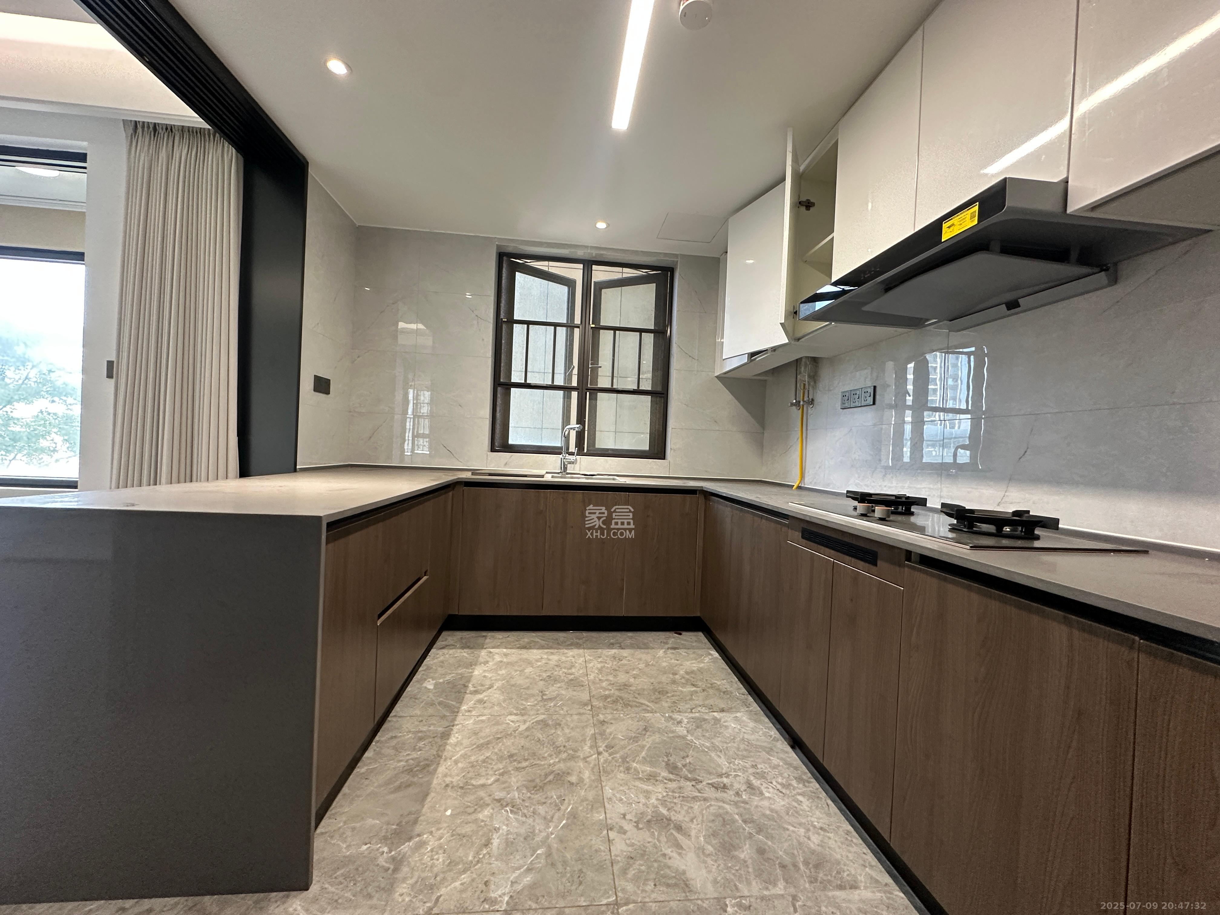 万科滨河道  4室2厅2卫    184.0万 万科滨河道  4室2厅2卫    184.0万厨房