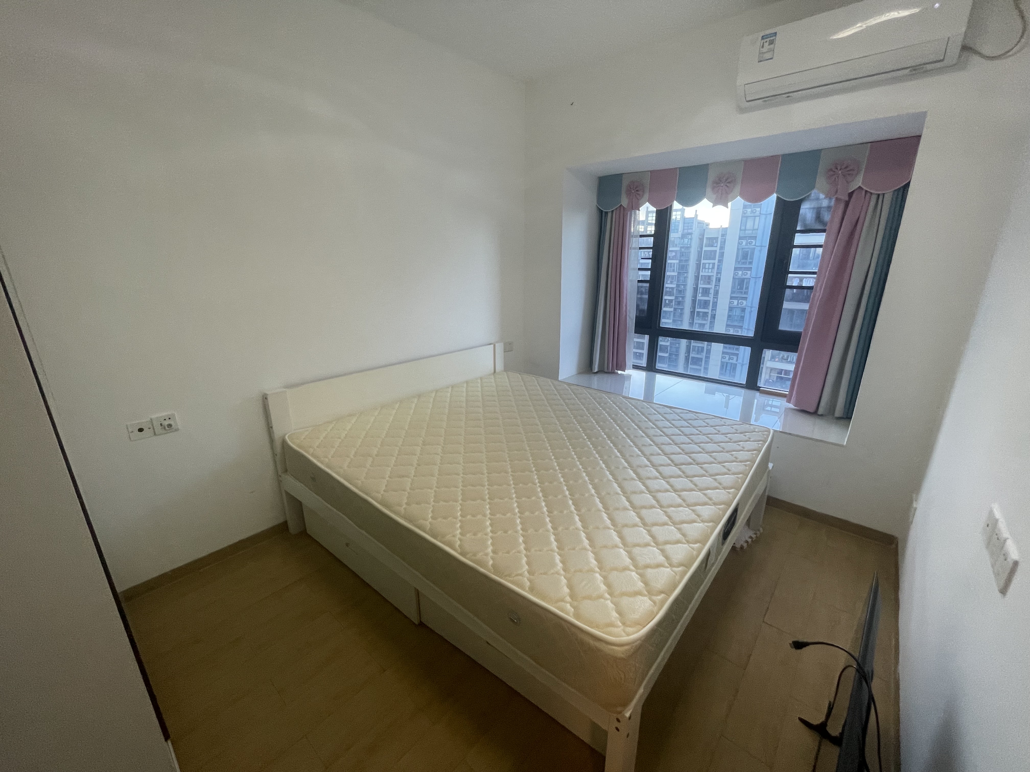 碧桂园一、二期(中央首府)  2室1厅1卫    2400.0元/月 碧桂园一、二期(中央首府)  2室1厅1卫    2400.0元/月室内图