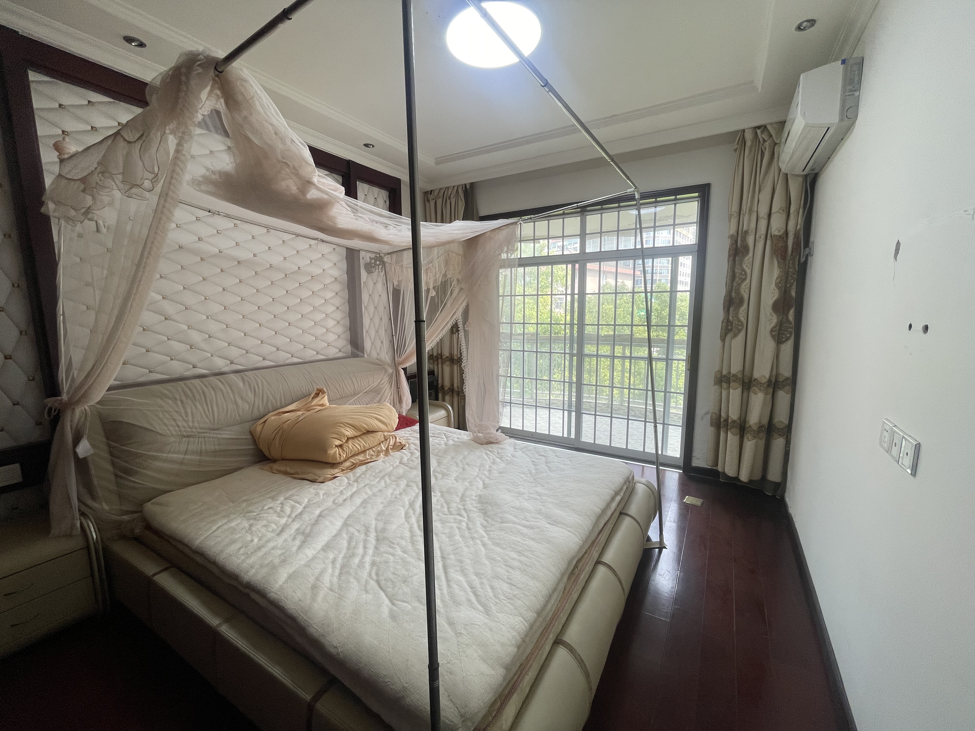 华宇新村  3室2厅2卫   58.00万客厅