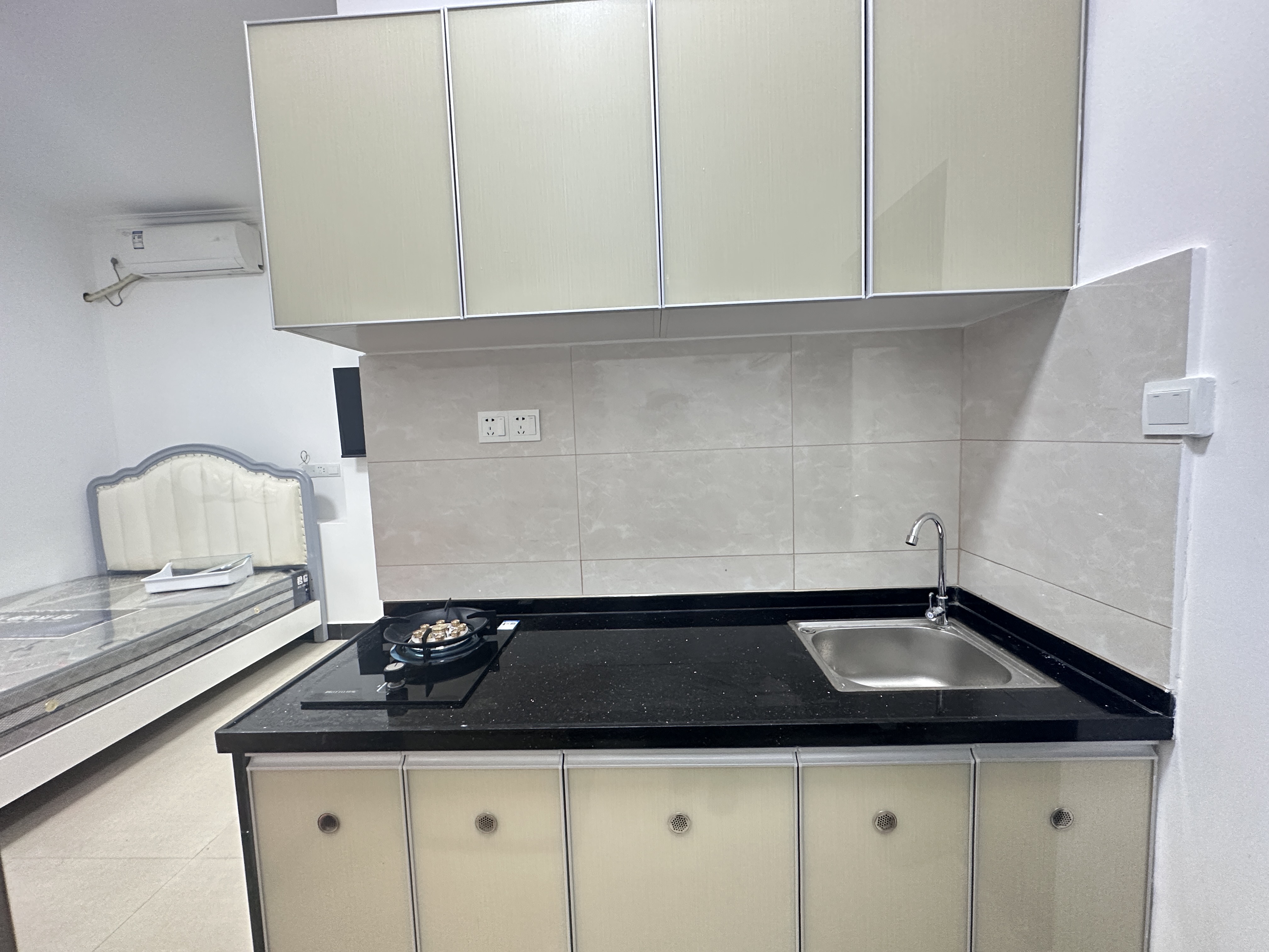 侨企大厦 1室1厅1卫 28.0万 侨企大厦 1室1厅1卫 28.0万客厅