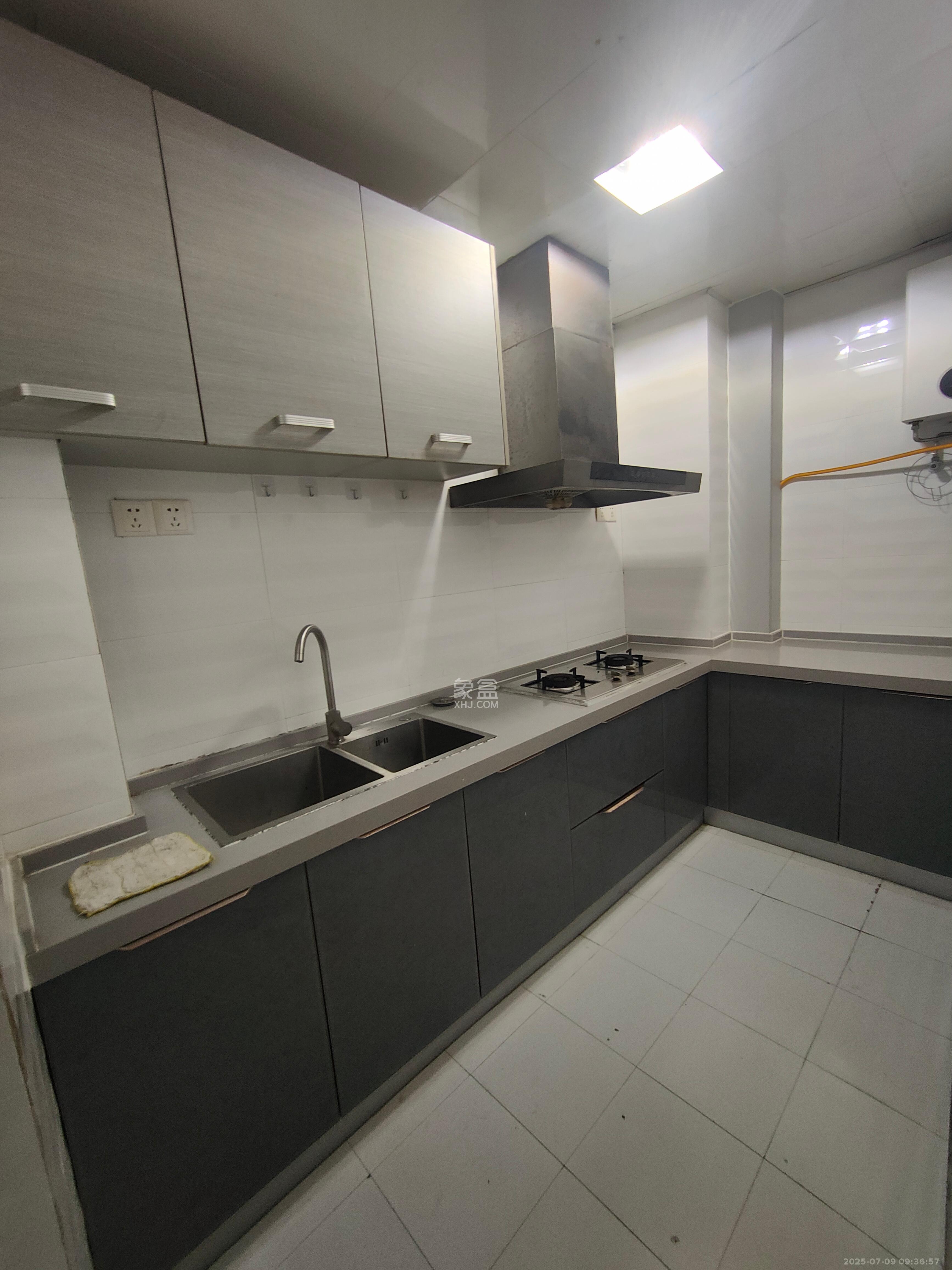 山水华景 3室2厅1卫 2400.0元/月 山水华景 3室2厅1卫 2400.0元/月室内图