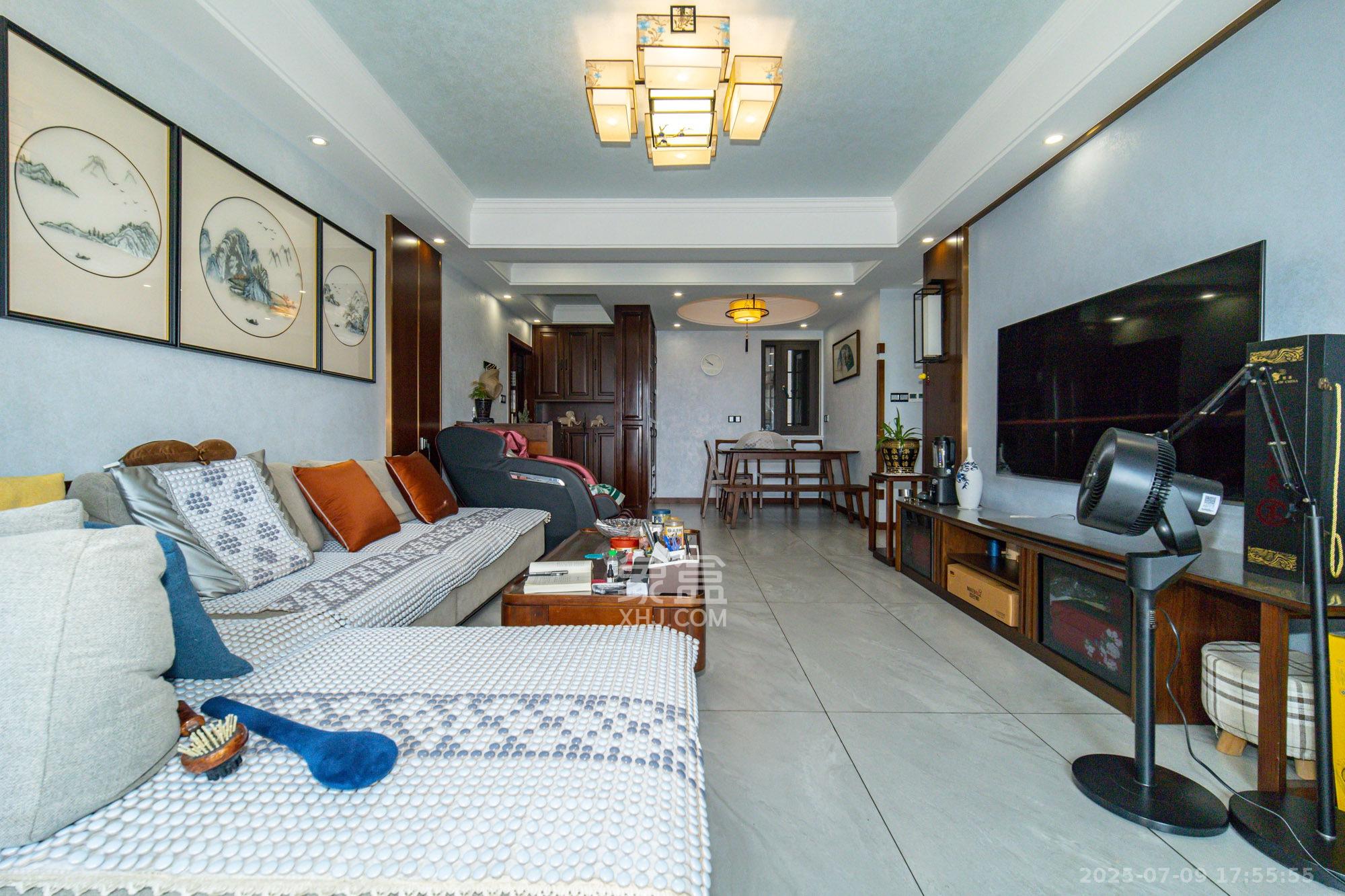 国泰九龙湾  3室2厅2卫    108.0万客厅