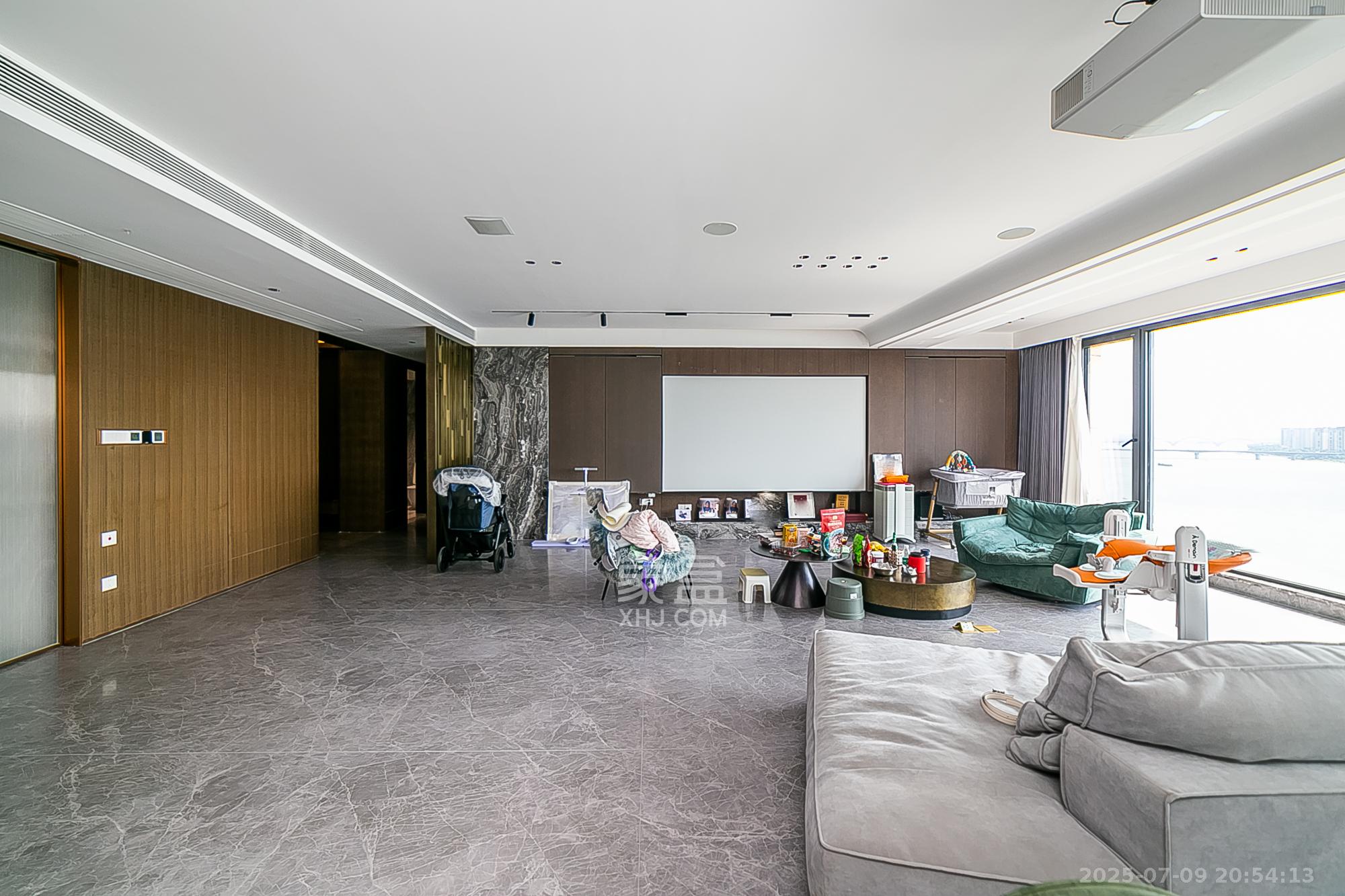 万科紫台  5室2厅4卫    650.0万 万科紫台  5室2厅4卫    650.0万客厅