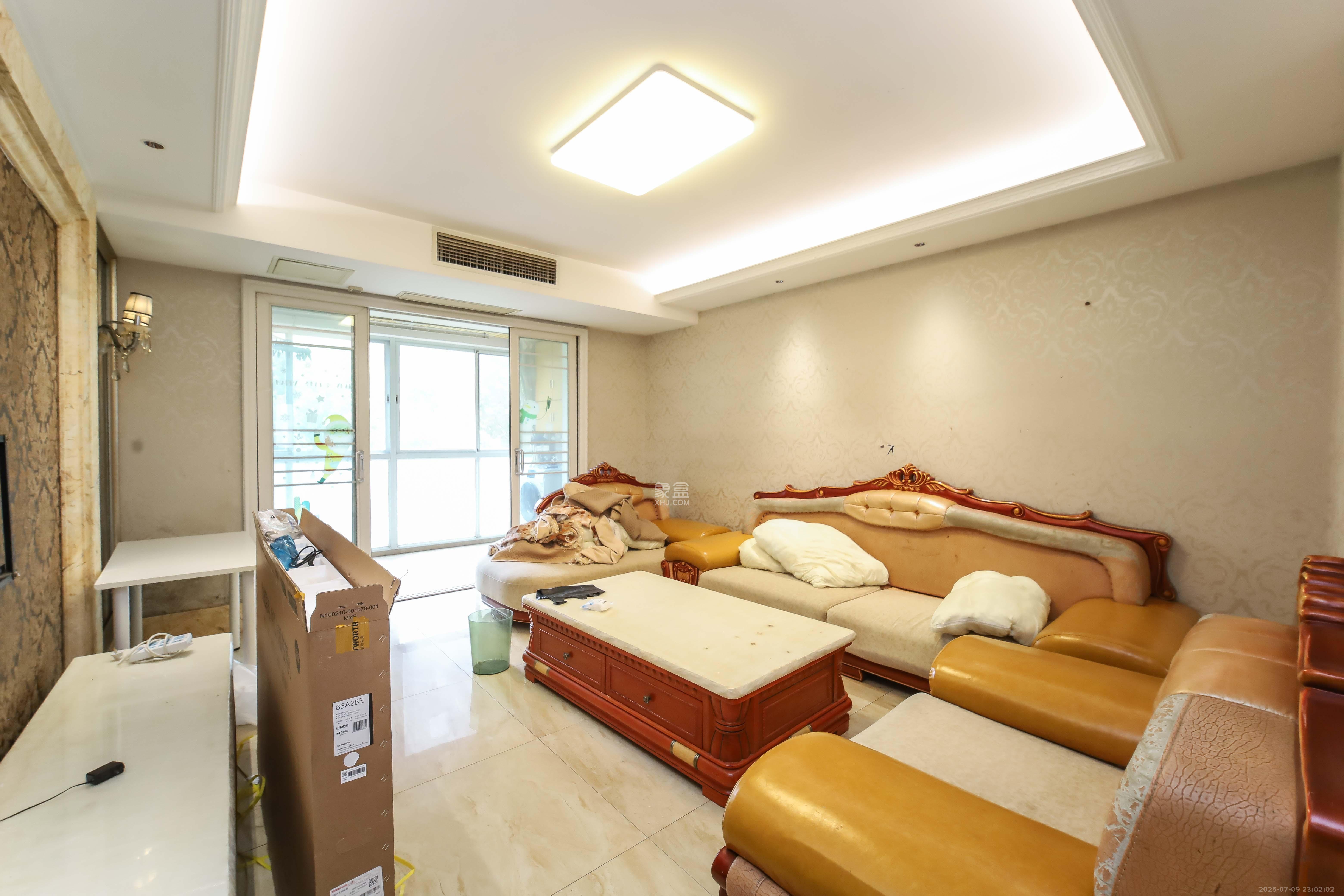 长房东郡  3室2厅1卫   155.00万客厅