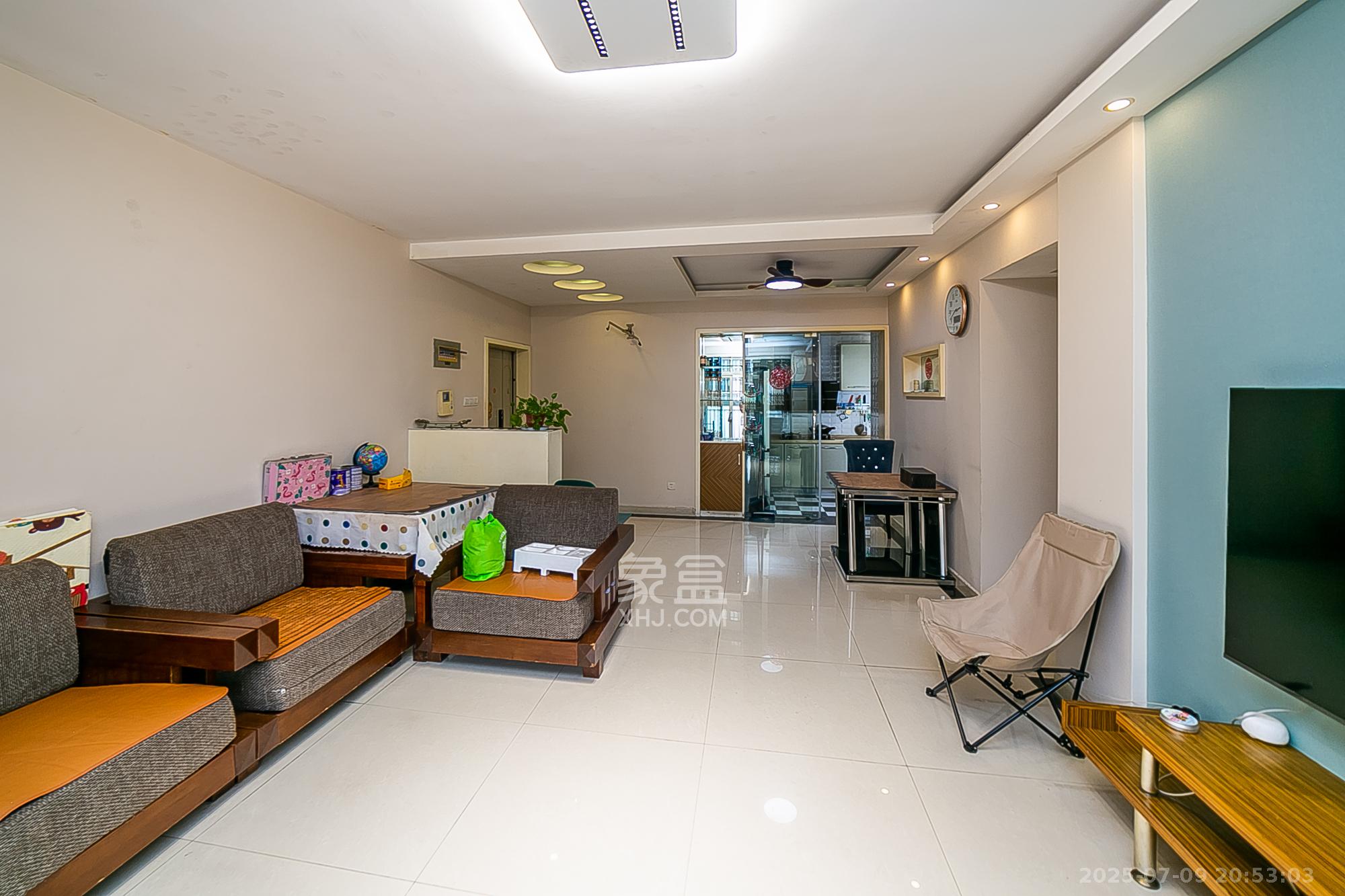 金碧文华  3室2厅2卫    84.0万客厅