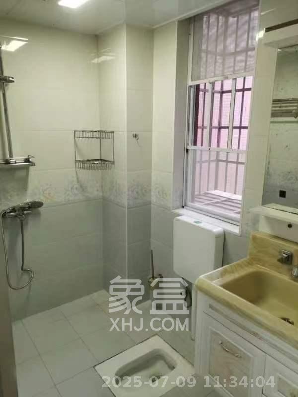 山水湾  4室2厅2卫    2100.0元/月 山水湾  4室2厅2卫    2100.0元/月室内图1