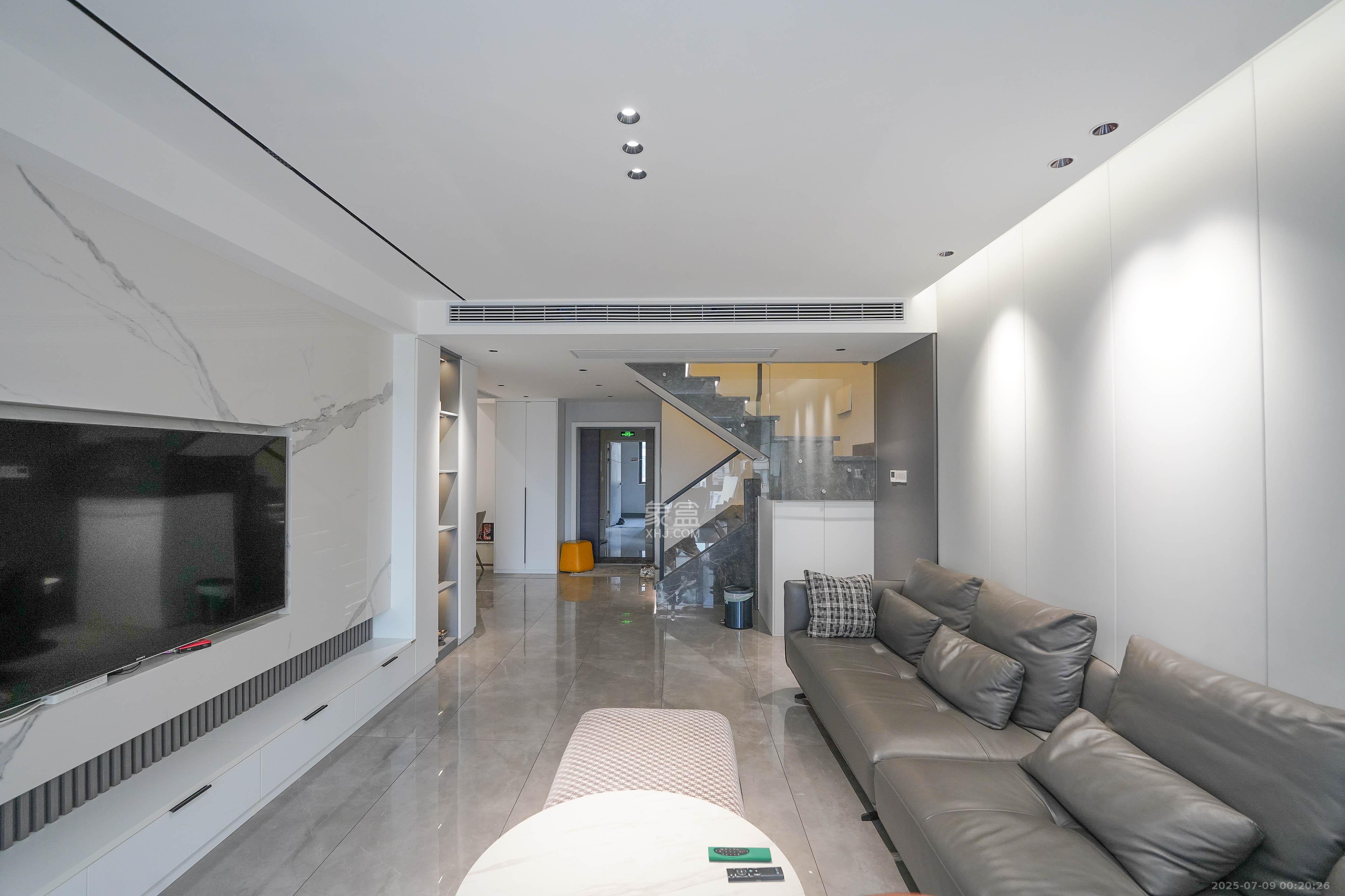 五矿万境蓝山 5室2厅2卫 165.0万 五矿万境蓝山 5室2厅2卫 165.0万客厅