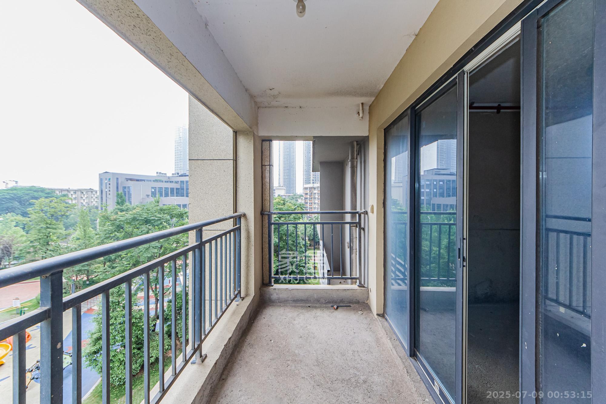 北辰三角洲E7区 3室2厅2卫 165.0万 北辰三角洲E7区 3室2厅2卫 165.0万阳台