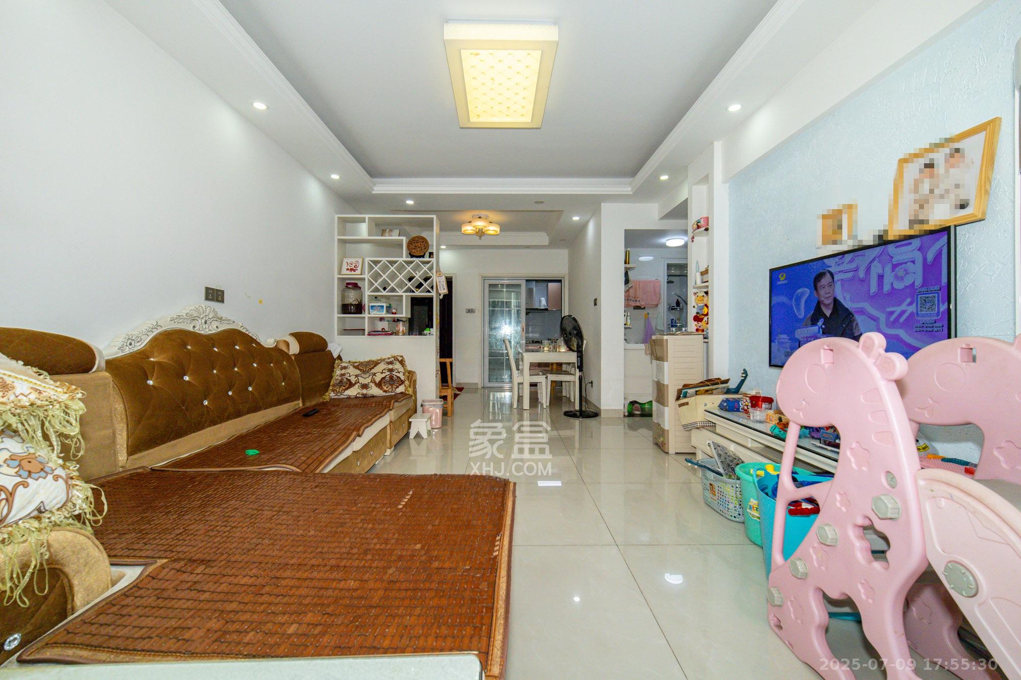 蓝山郡 3室2厅1卫 56.8万 蓝山郡 3室2厅1卫 56.8万客厅