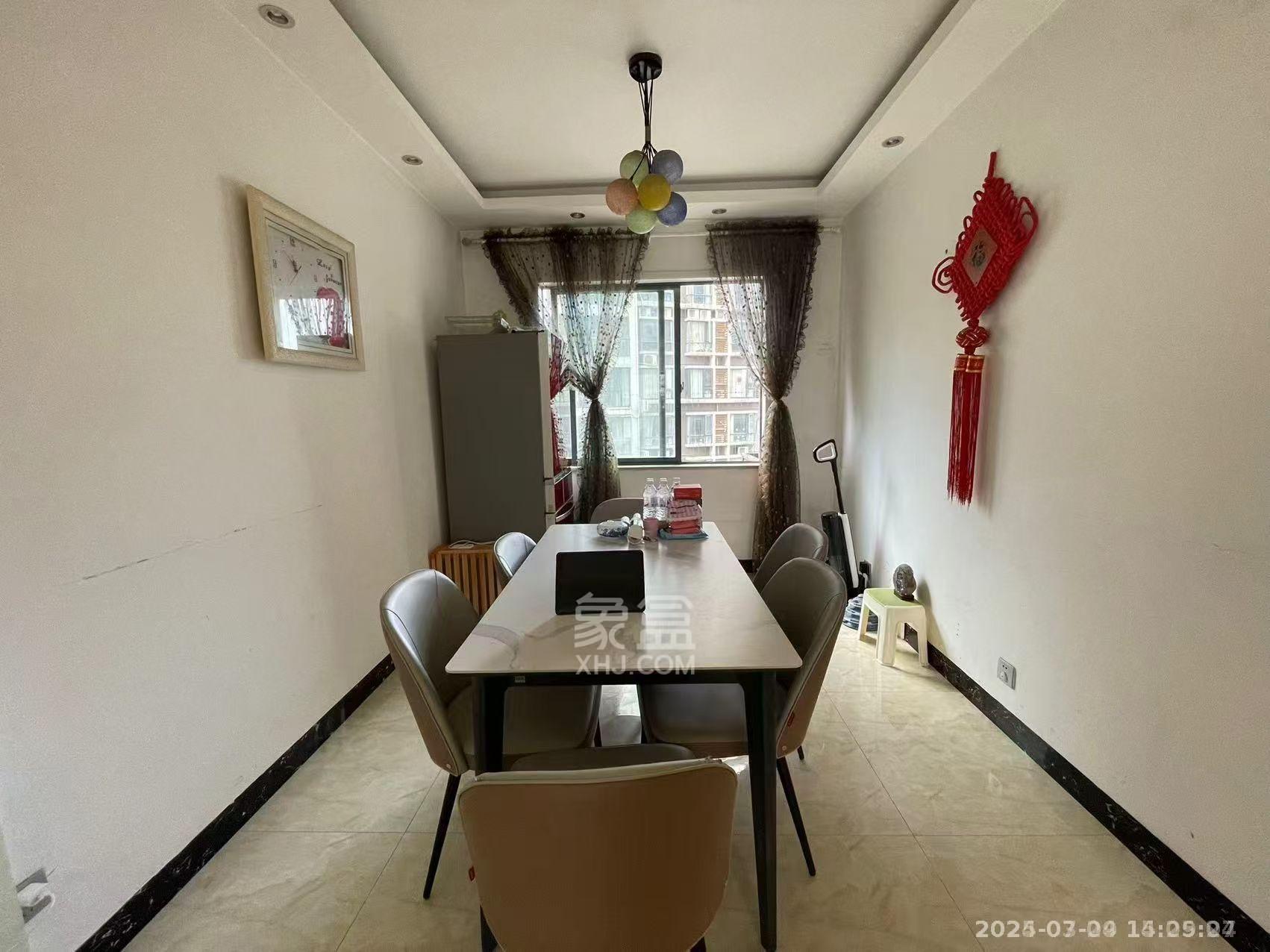 城市风景 4室2厅2卫 2800.00元/月 城市风景 4室2厅2卫 2800.00元/月室内图