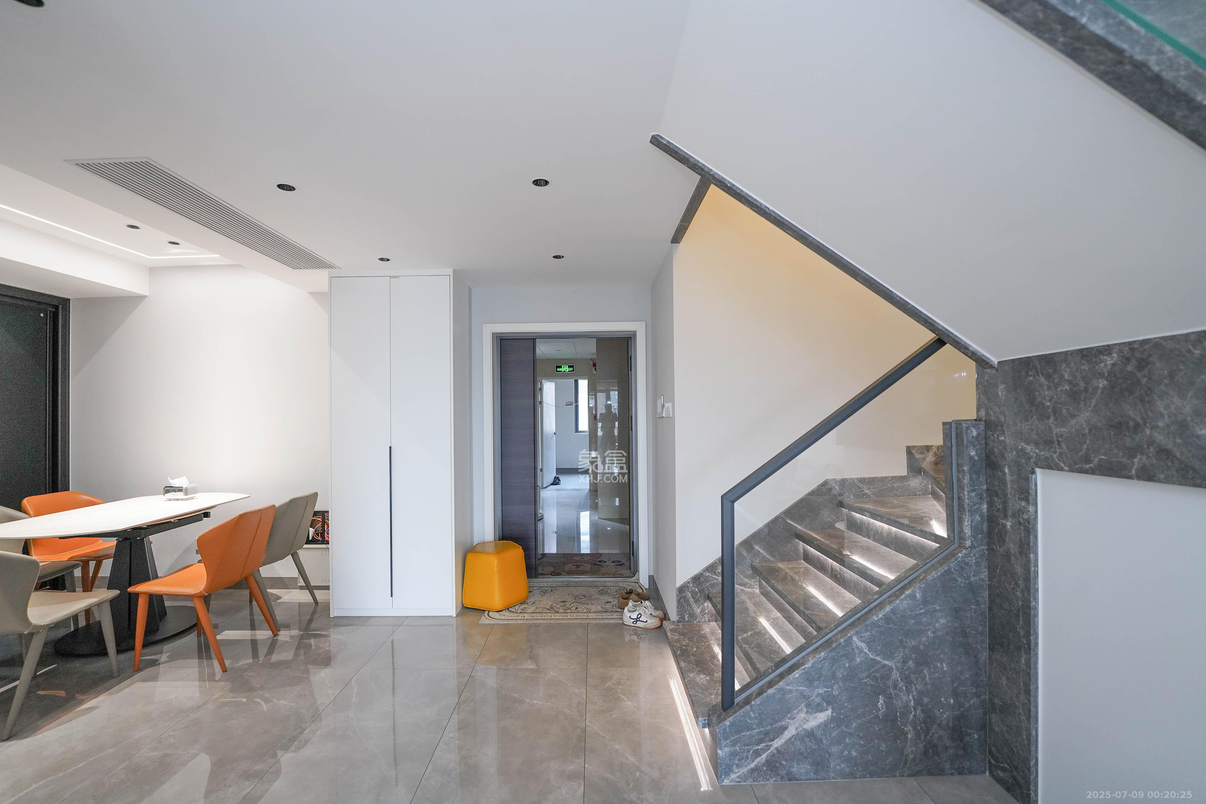 五矿万境蓝山 5室2厅2卫 165.0万 五矿万境蓝山 5室2厅2卫 165.0万客厅