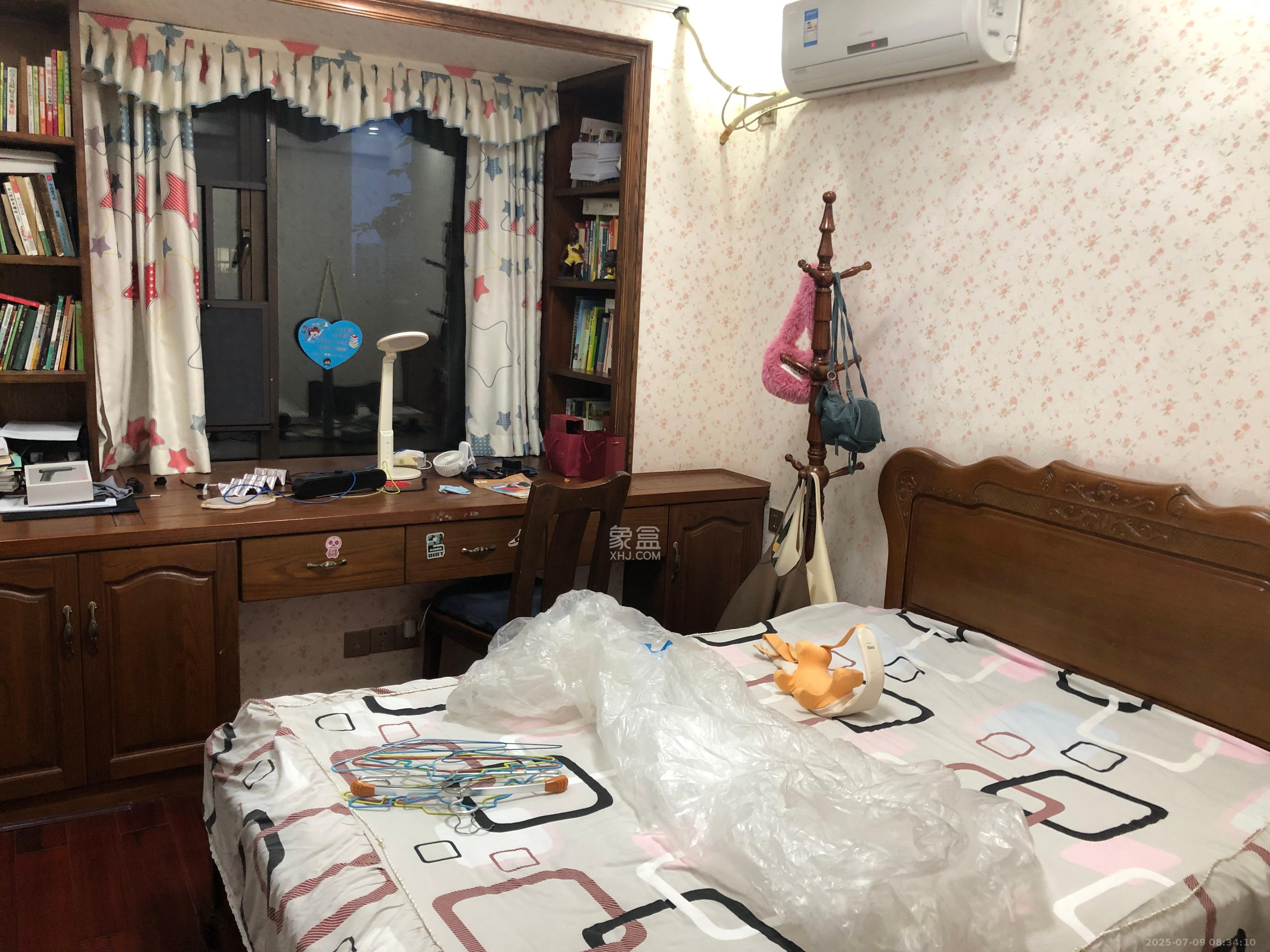 华润凤凰城三期  4室2厅2卫    3600.0元/月 华润凤凰城三期  4室2厅2卫    3600.0元/月室内图