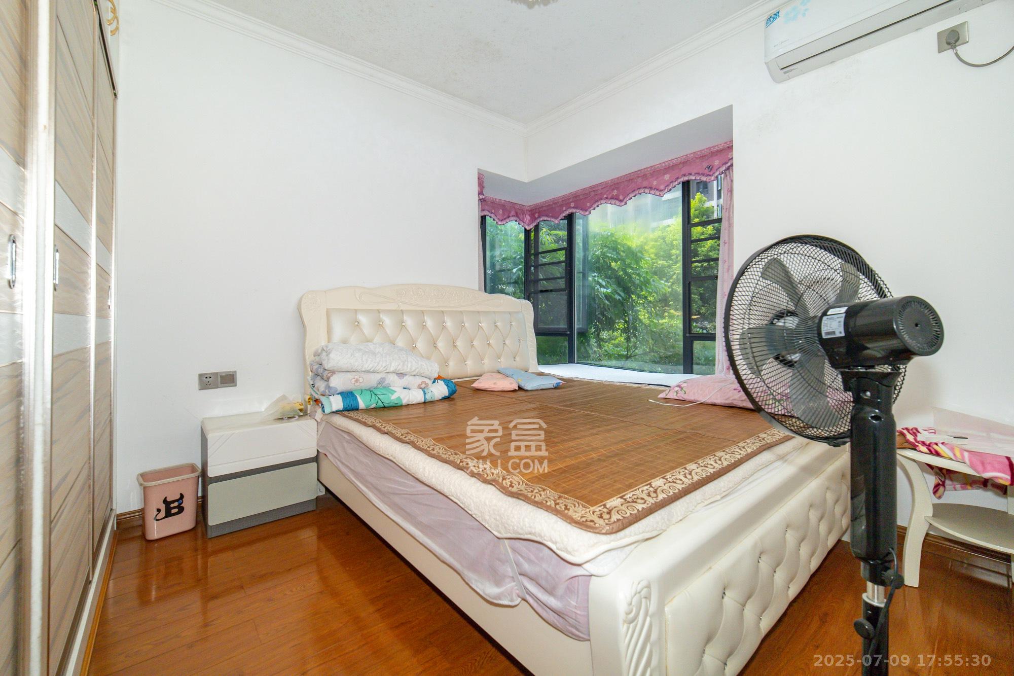 蓝山郡 3室2厅1卫 56.8万 蓝山郡 3室2厅1卫 56.8万卧室