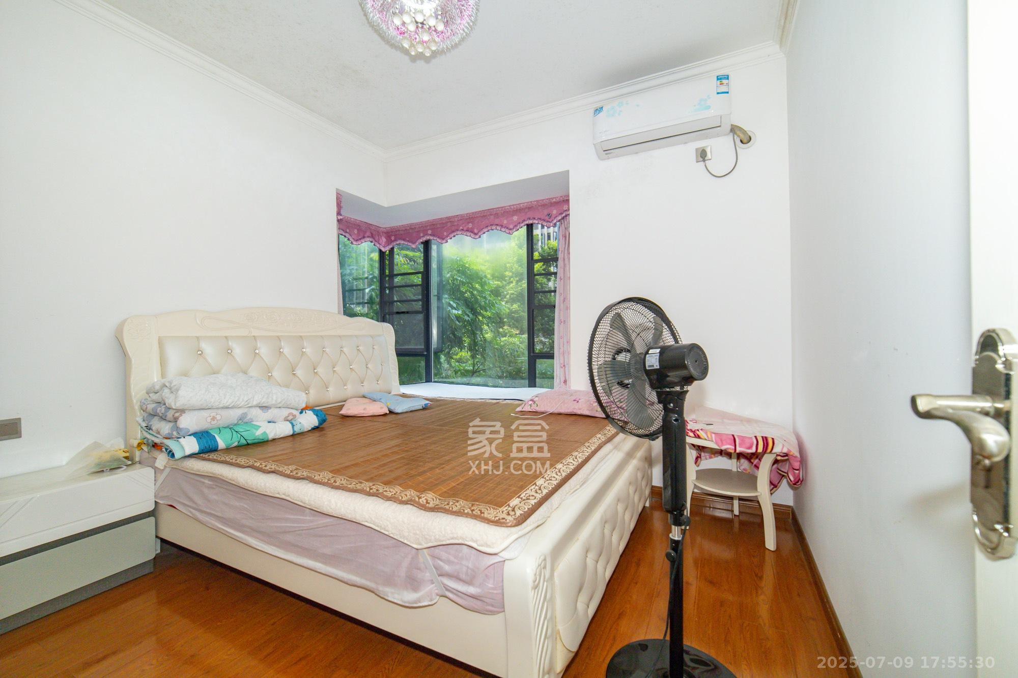 蓝山郡 3室2厅1卫 56.8万 蓝山郡 3室2厅1卫 56.8万卧室