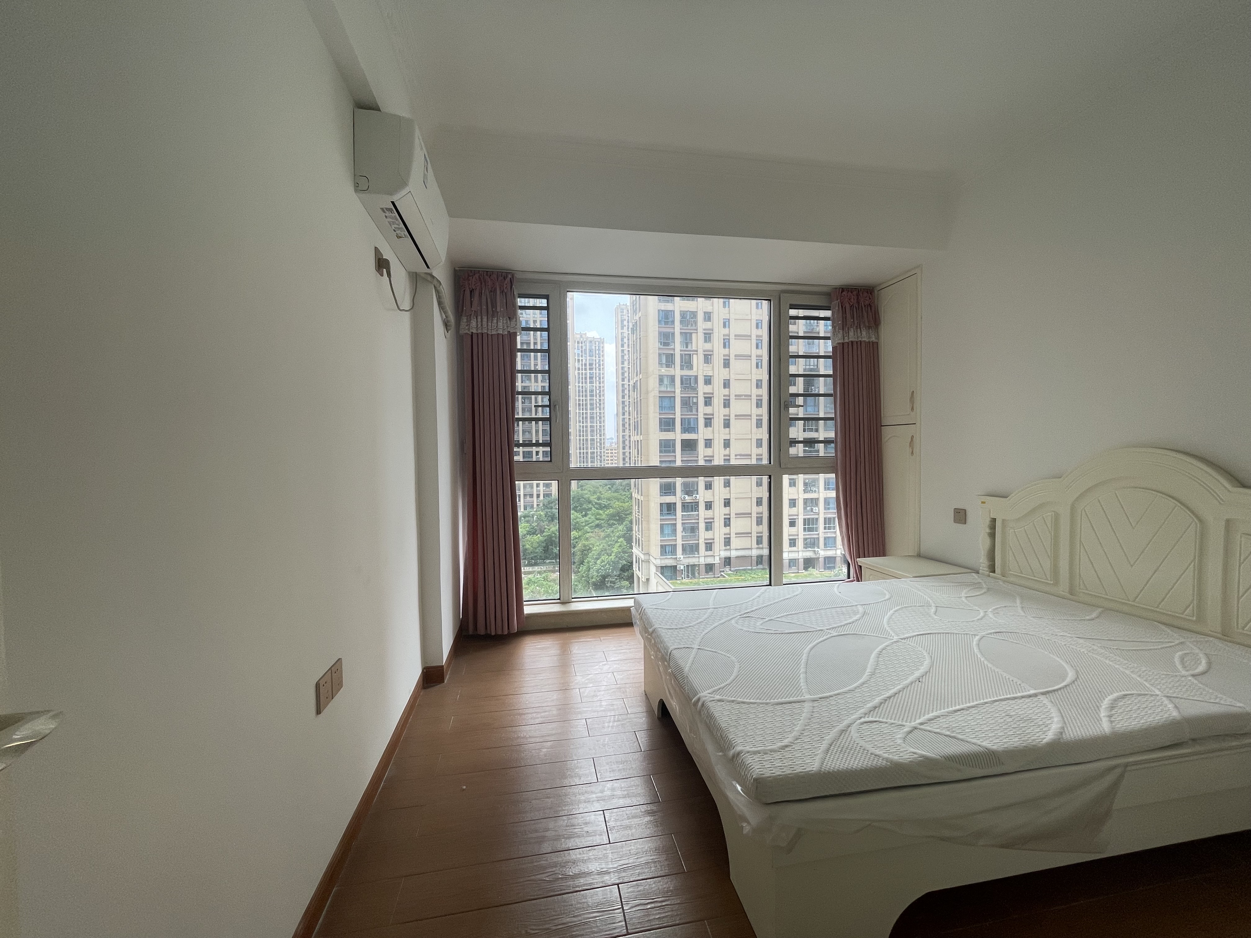 五洲锦城 4室2厅2卫 98.0万 五洲锦城 4室2厅2卫 98.0万客厅