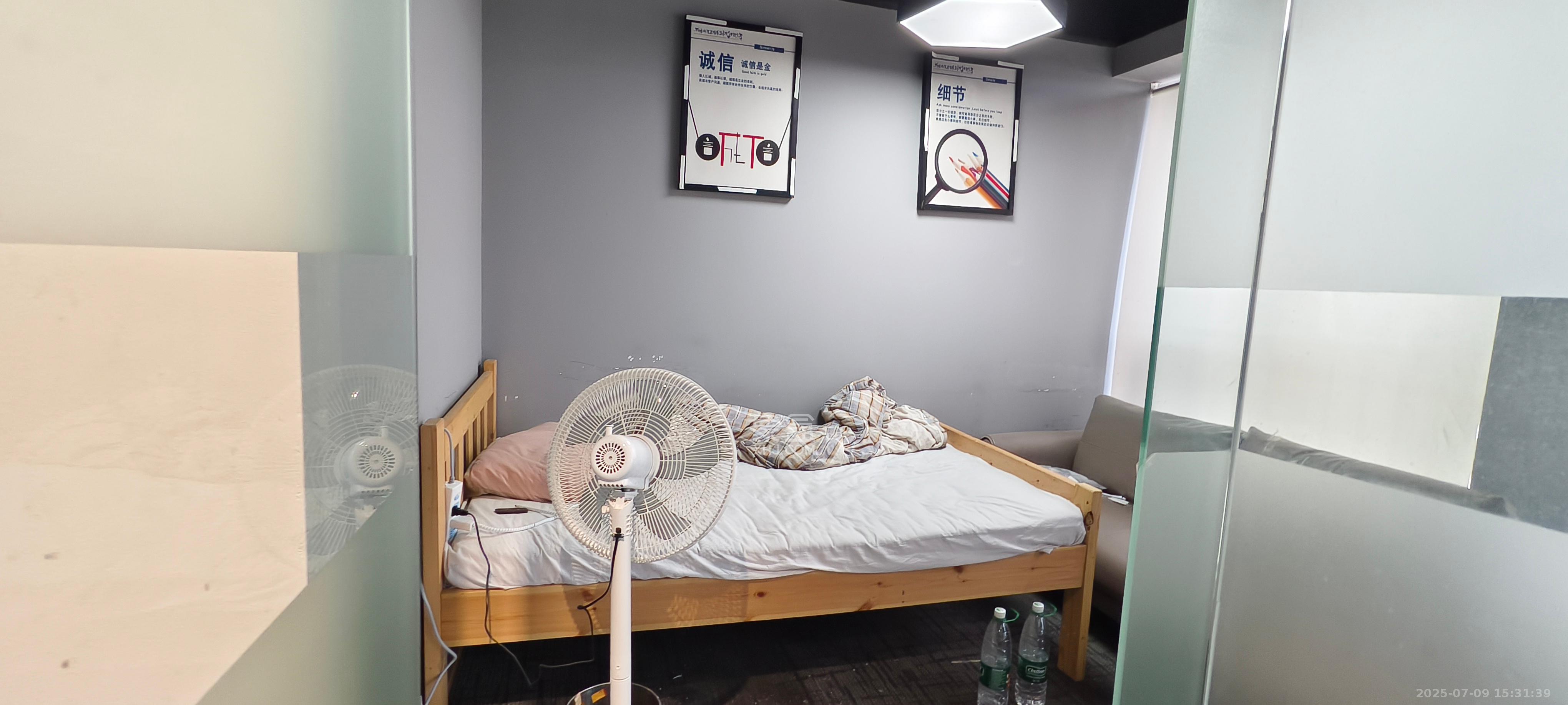 第六都（陆都小区）  1室1厅1卫    1800.0元/月室内图