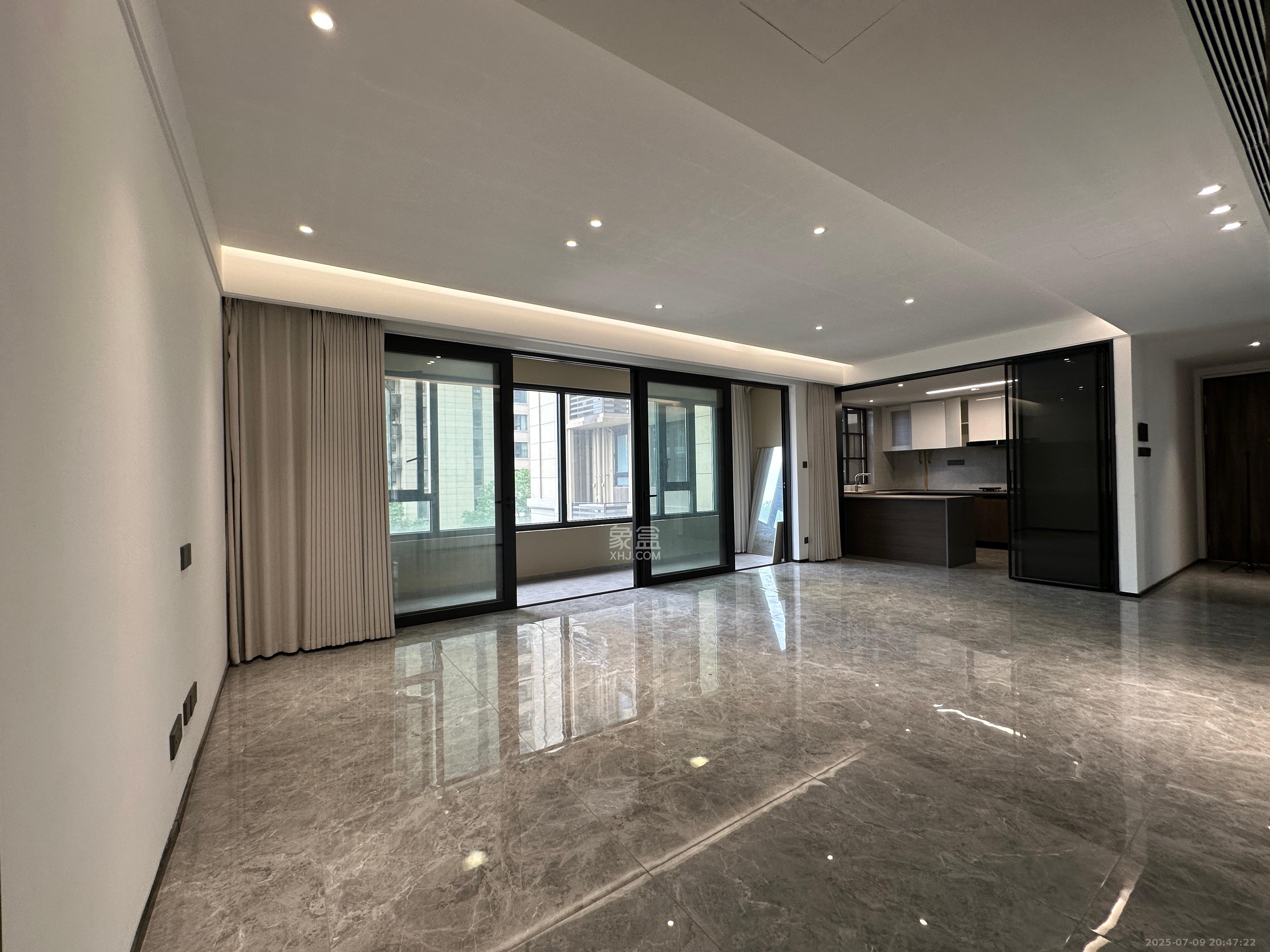 万科滨河道  4室2厅2卫    184.0万 万科滨河道  4室2厅2卫    184.0万客厅