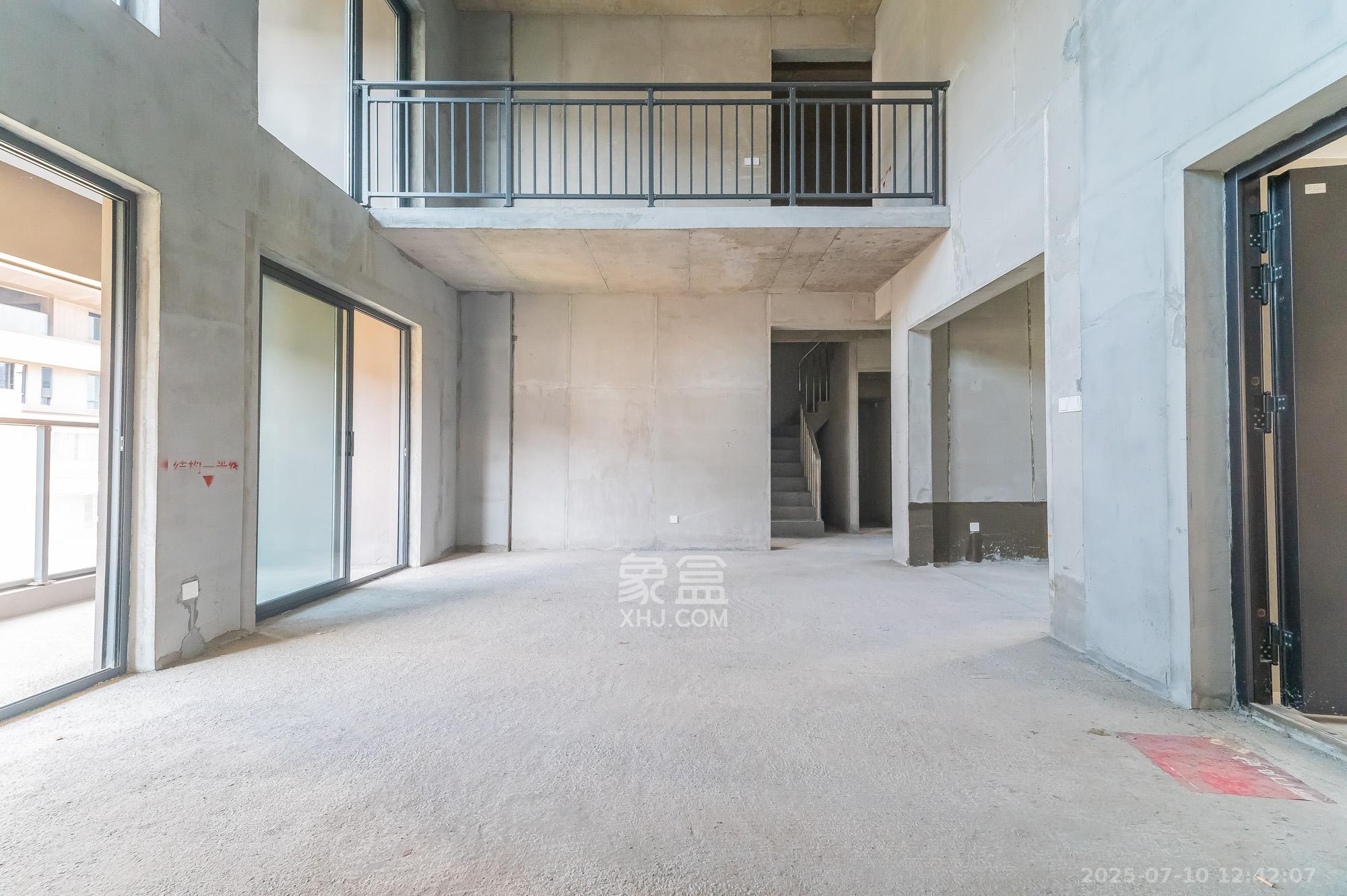 三一云谷  5室2厅3卫    239.8万 三一云谷  5室2厅3卫    239.8万客厅