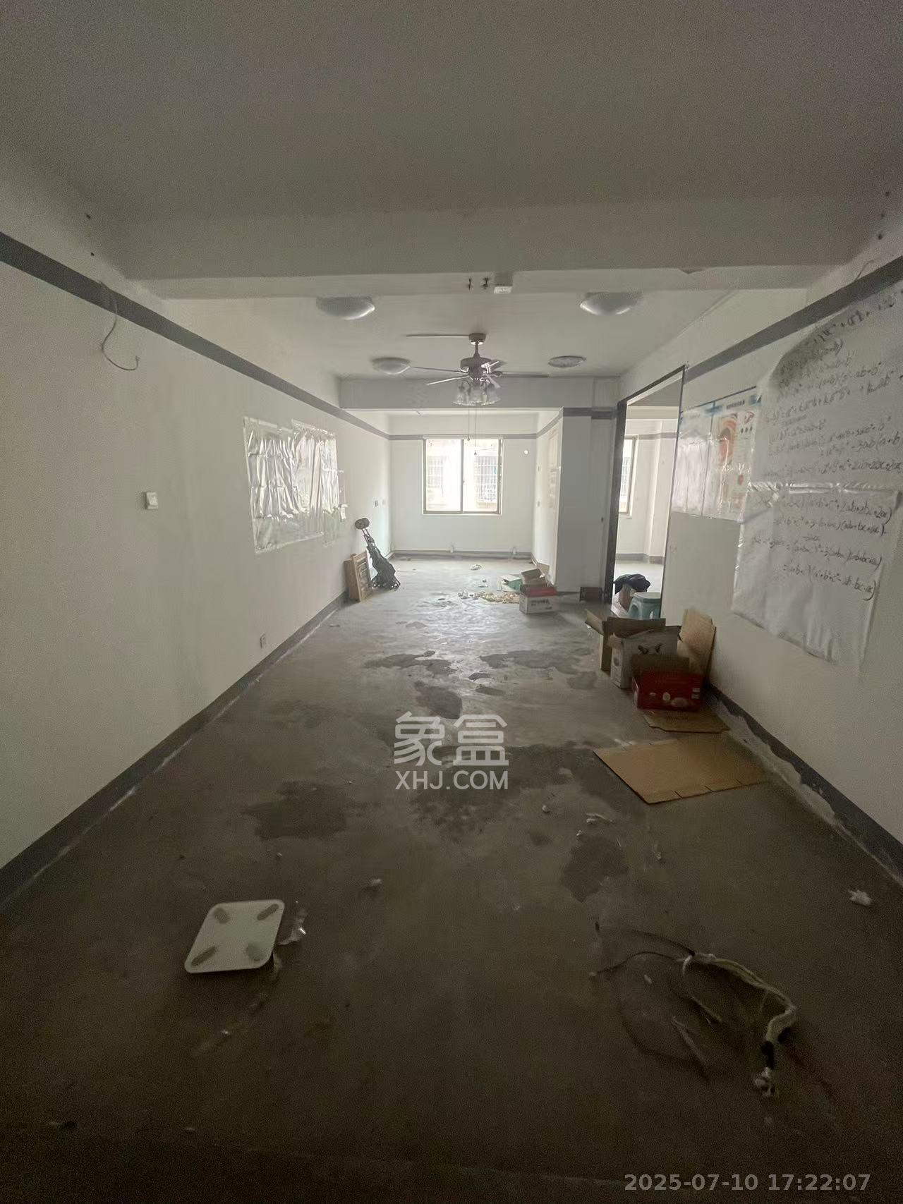 高桥火焰市场 8室3厅5卫 4000.0元/月 高桥火焰市场 8室3厅5卫 4000.0元/月室内图