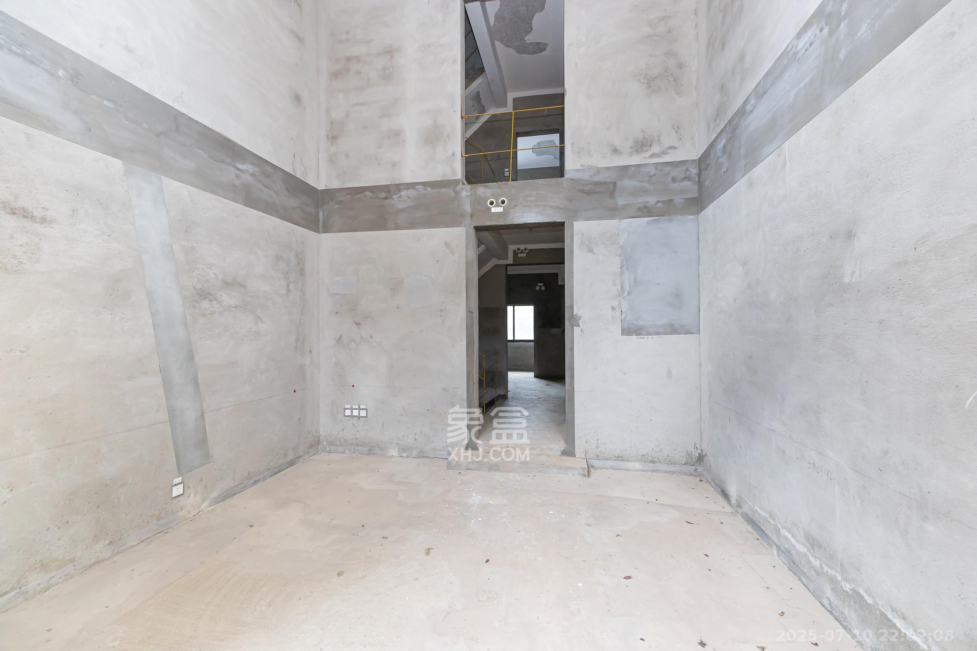 龙湖湘风原著(龙湖湘风星城) 4室2厅3卫 230.0万 龙湖湘风原著(龙湖湘风星城) 4室2厅3卫 230.0万客厅