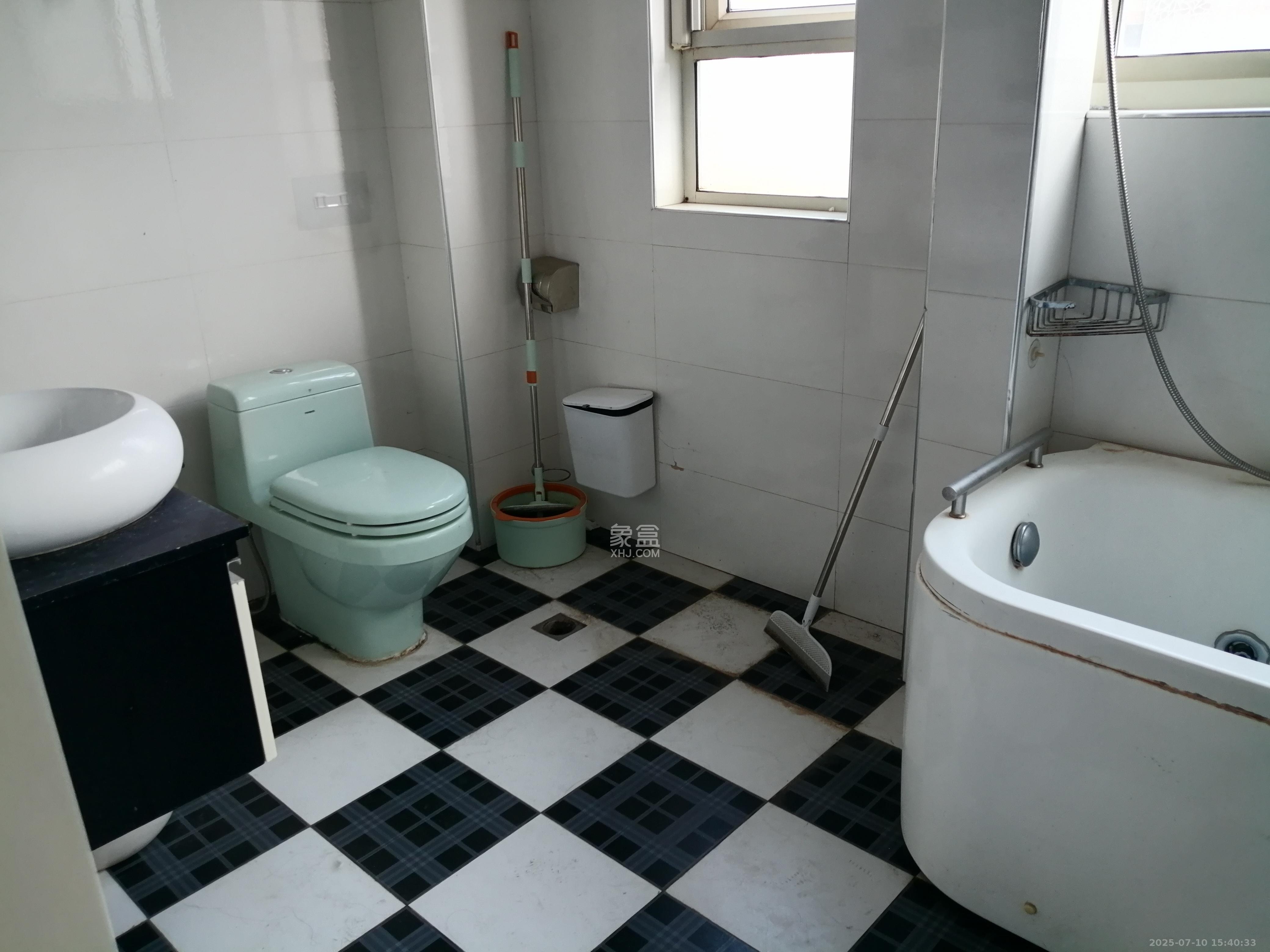 华新花苑 3室2厅2卫 2200.0元/月 华新花苑 3室2厅2卫 2200.0元/月室内图