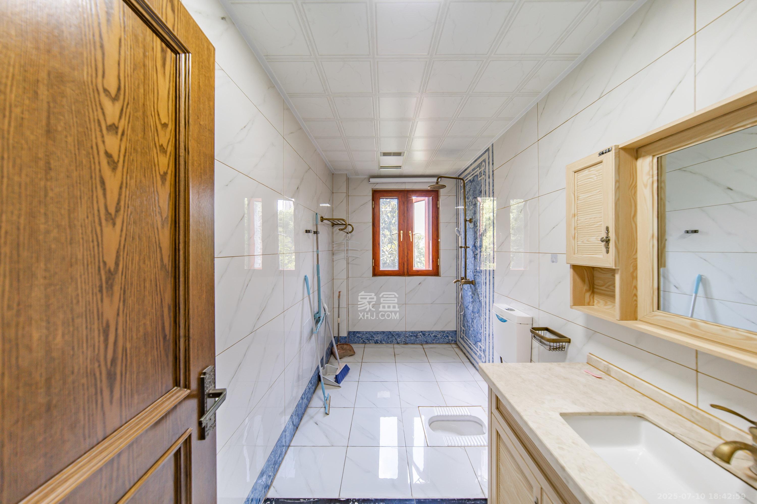 金科东方大院五期  5室2厅3卫    590.0万卫生间