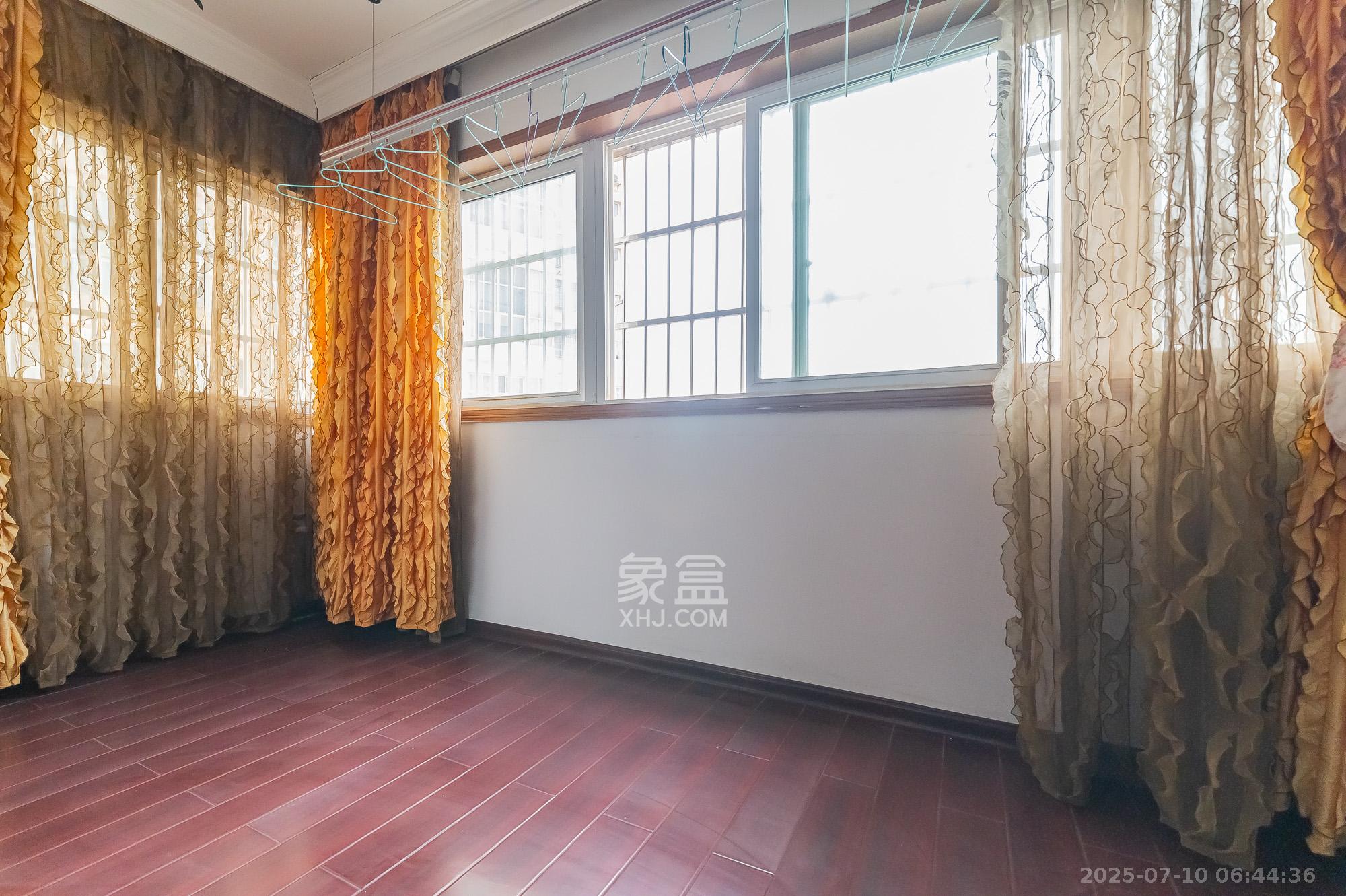 开源鑫阁 4室2厅2卫 69.8万 开源鑫阁 4室2厅2卫 69.8万阳台