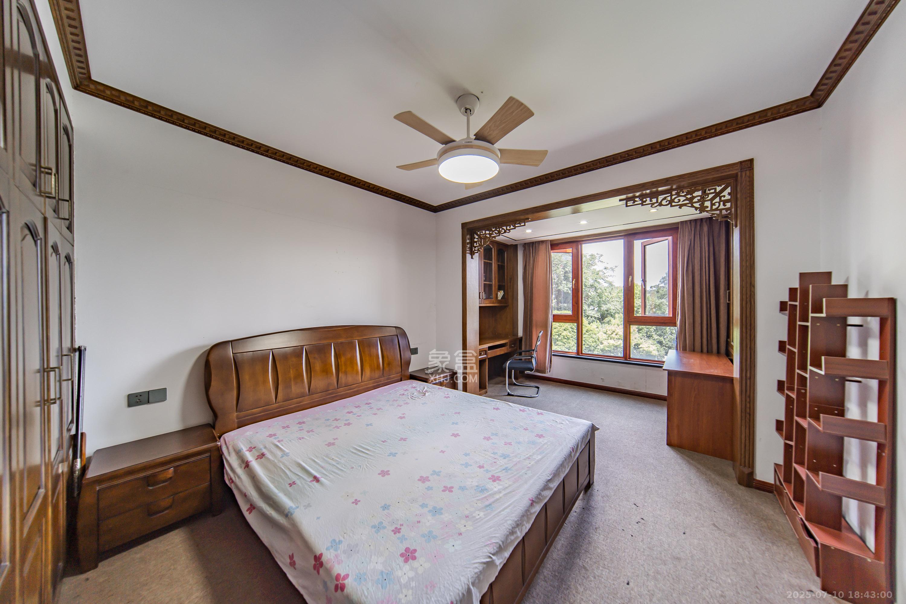 金科东方大院五期  5室2厅3卫    590.0万 金科东方大院五期  5室2厅3卫    590.0万卧室