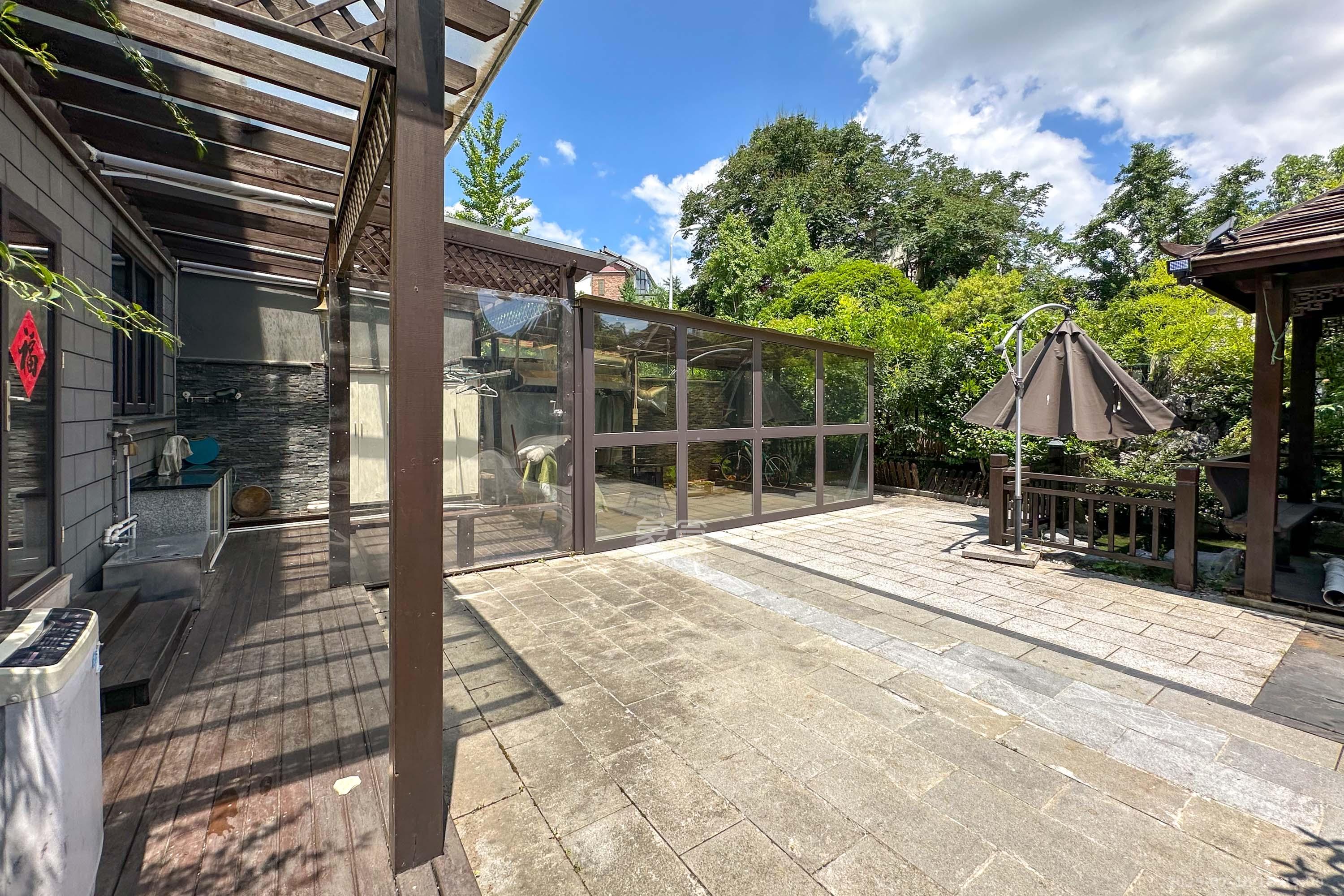 金科东方大院五期  5室2厅3卫    590.0万其他