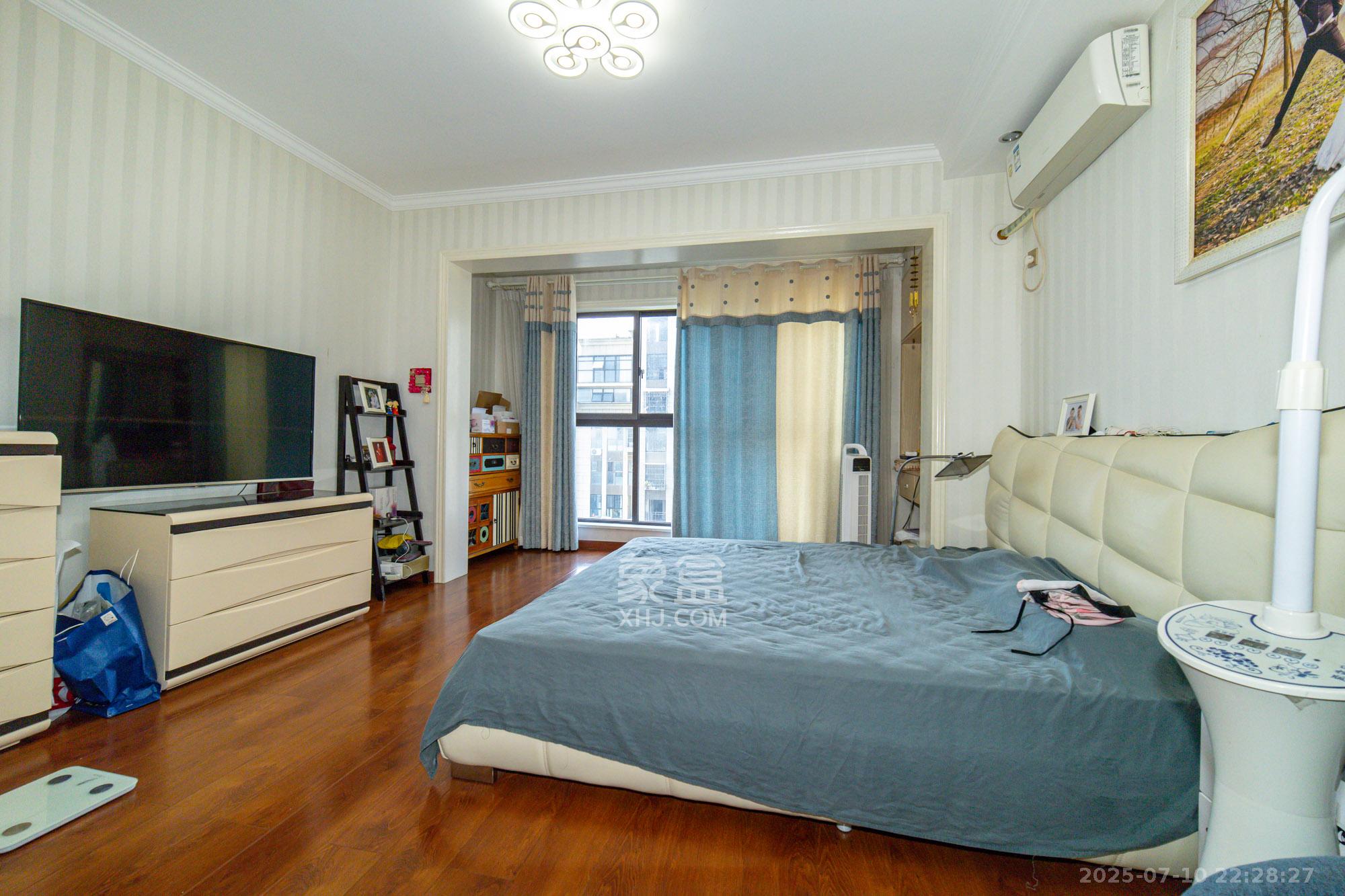 星湖湾一期高层  4室2厅2卫    109.9万 星湖湾一期高层  4室2厅2卫    109.9万卧室