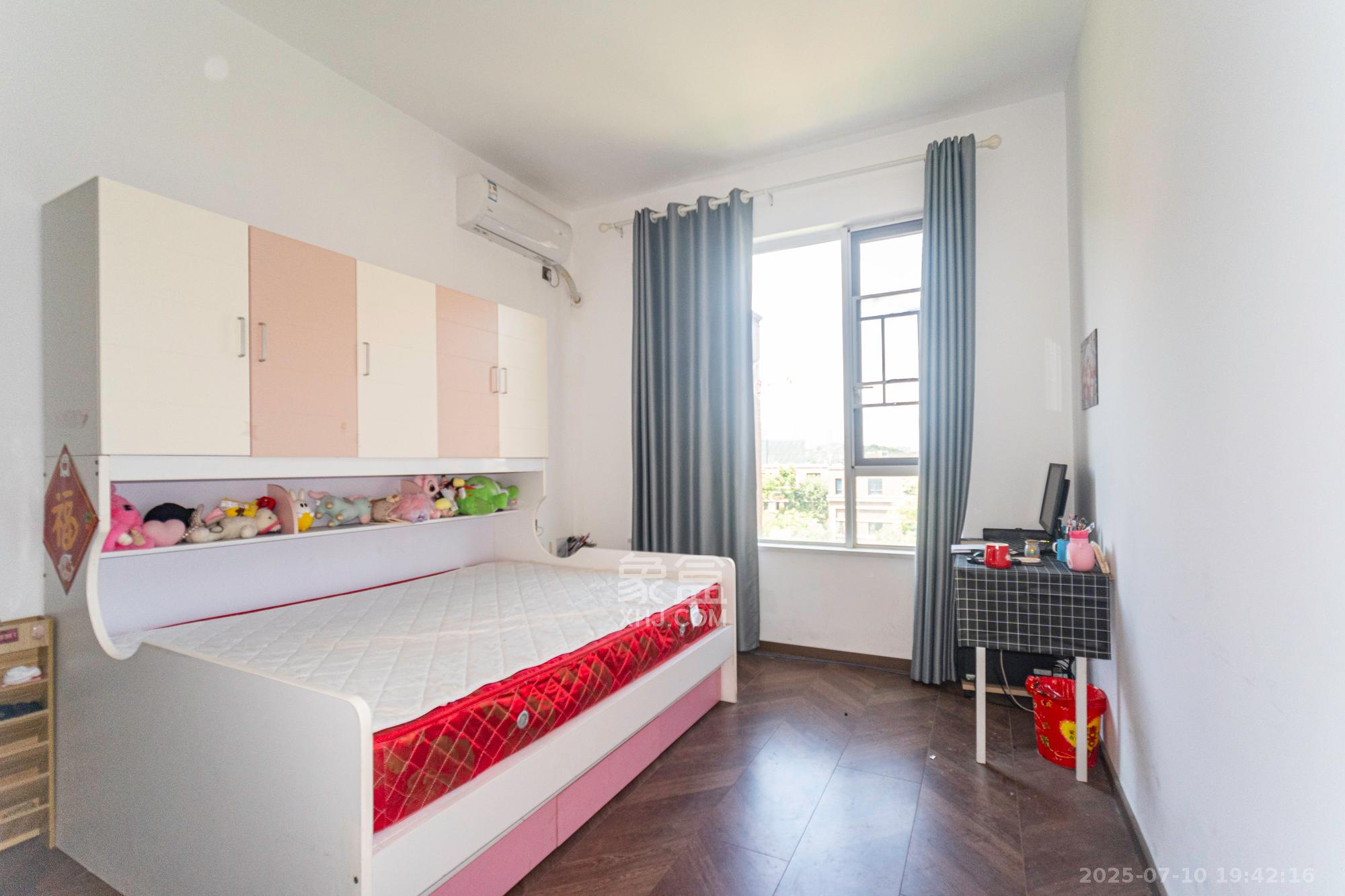 金地艺境 6室3厅2卫 246.8万 金地艺境 6室3厅2卫 246.8万卧室